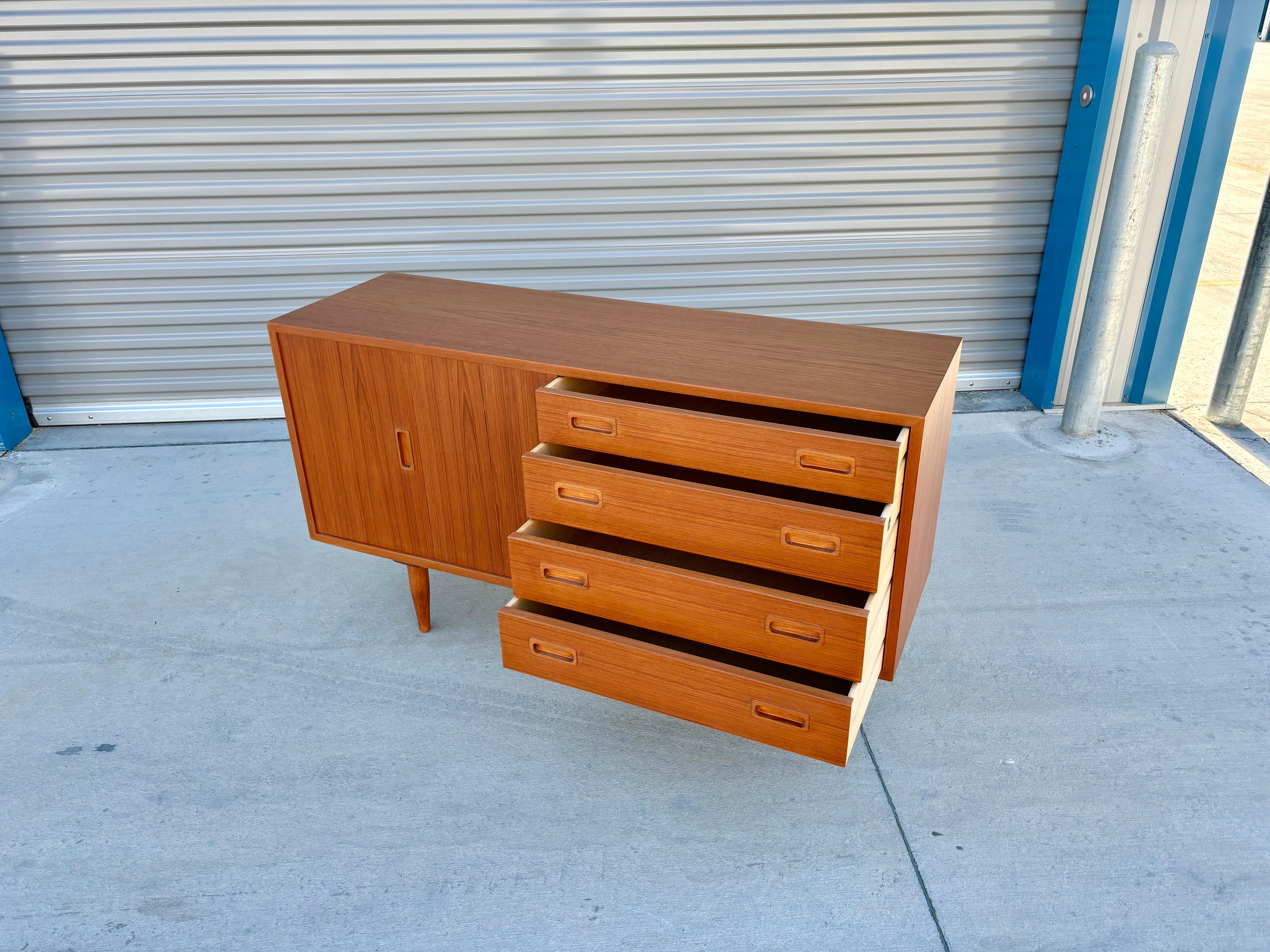 Credenza danesa moderna de teca de los años 60, por Carlo Jensen para Hundevad & Co. en venta 7