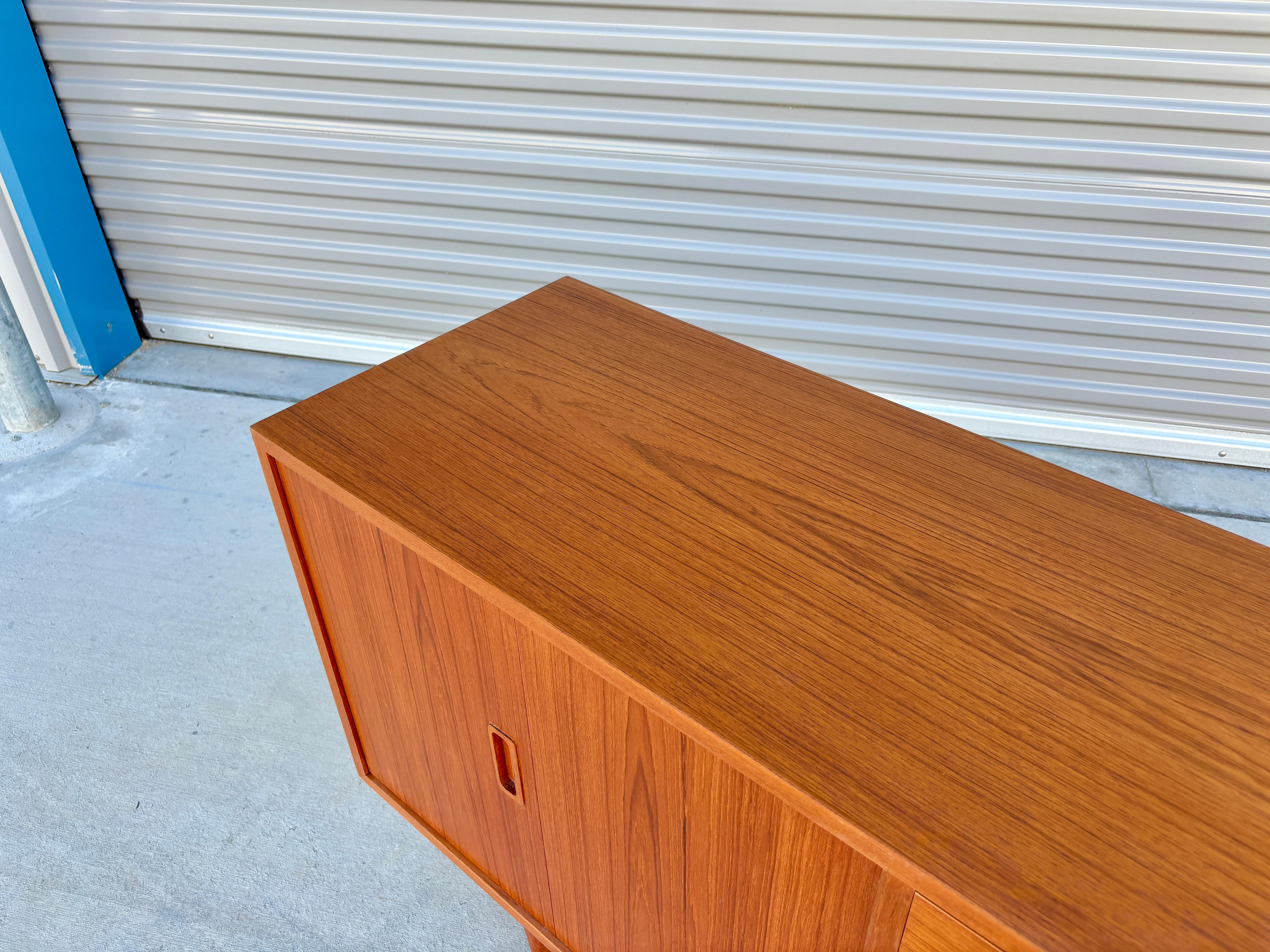 Credenza danesa moderna de teca de los años 60, por Carlo Jensen para Hundevad & Co. en venta 8