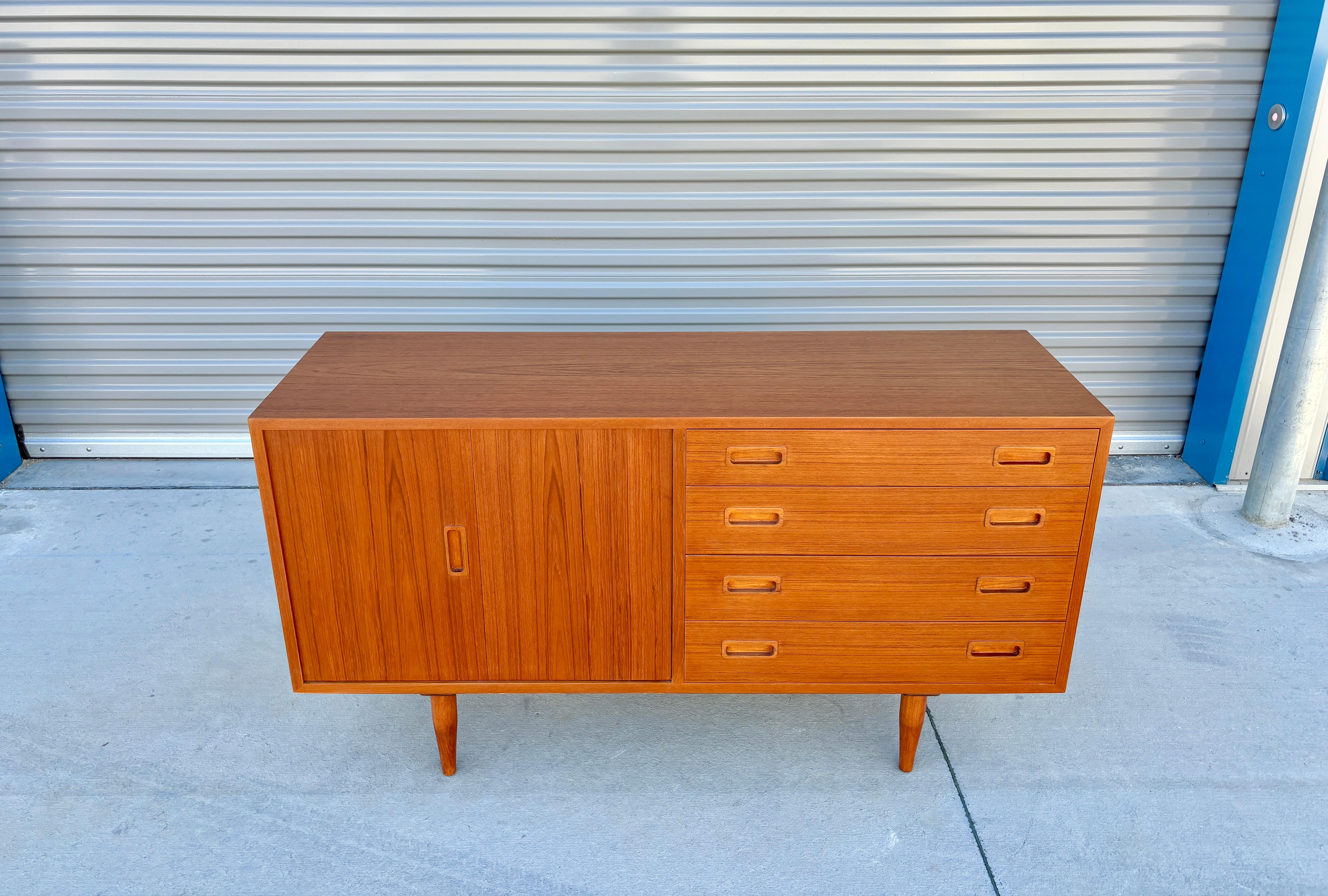 Credenza danesa moderna de teca de los años 60, por Carlo Jensen para Hundevad & Co. Moderno de mediados de siglo en venta