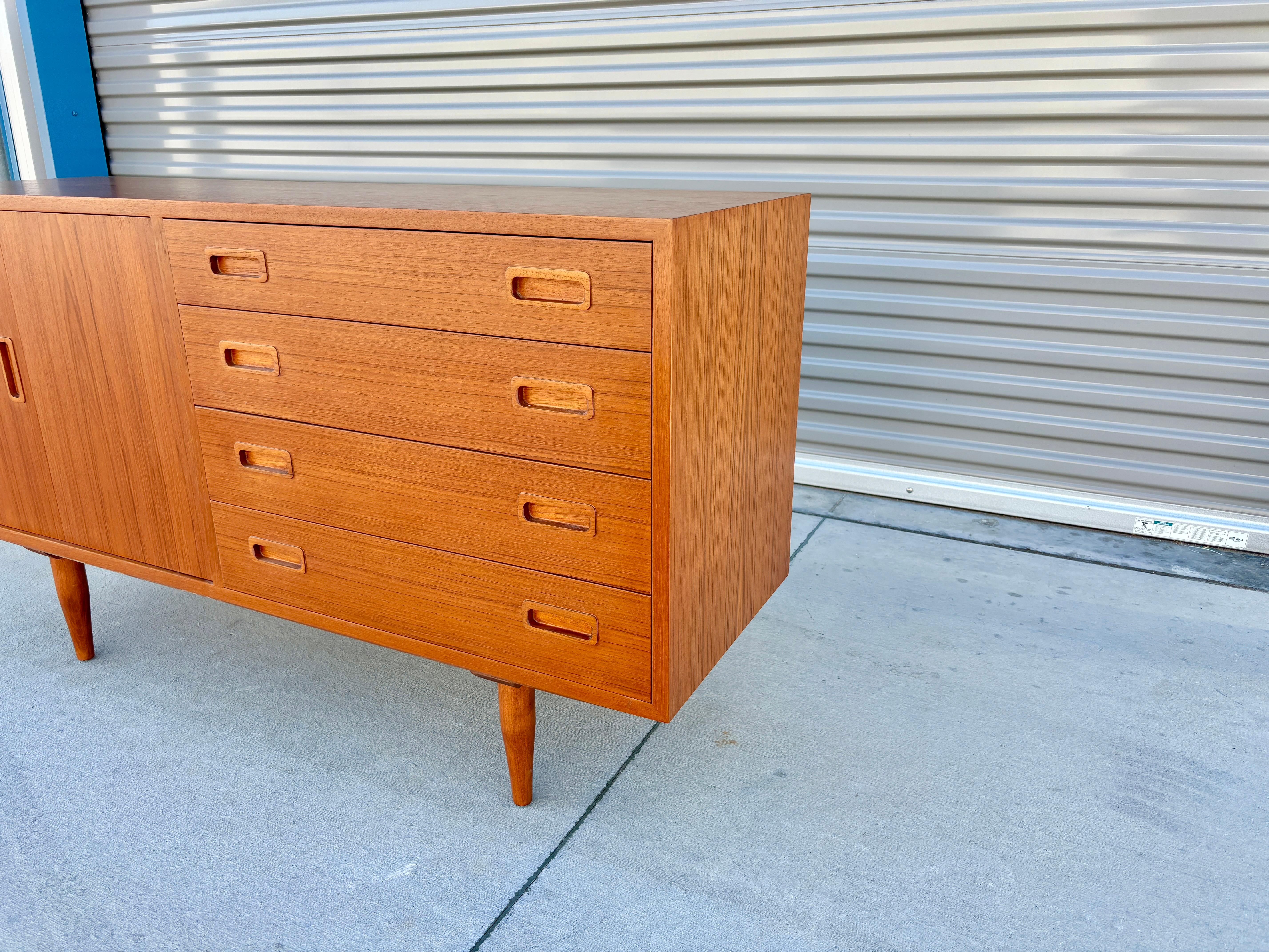 Credenza danesa moderna de teca de los años 60, por Carlo Jensen para Hundevad & Co. Danés en venta