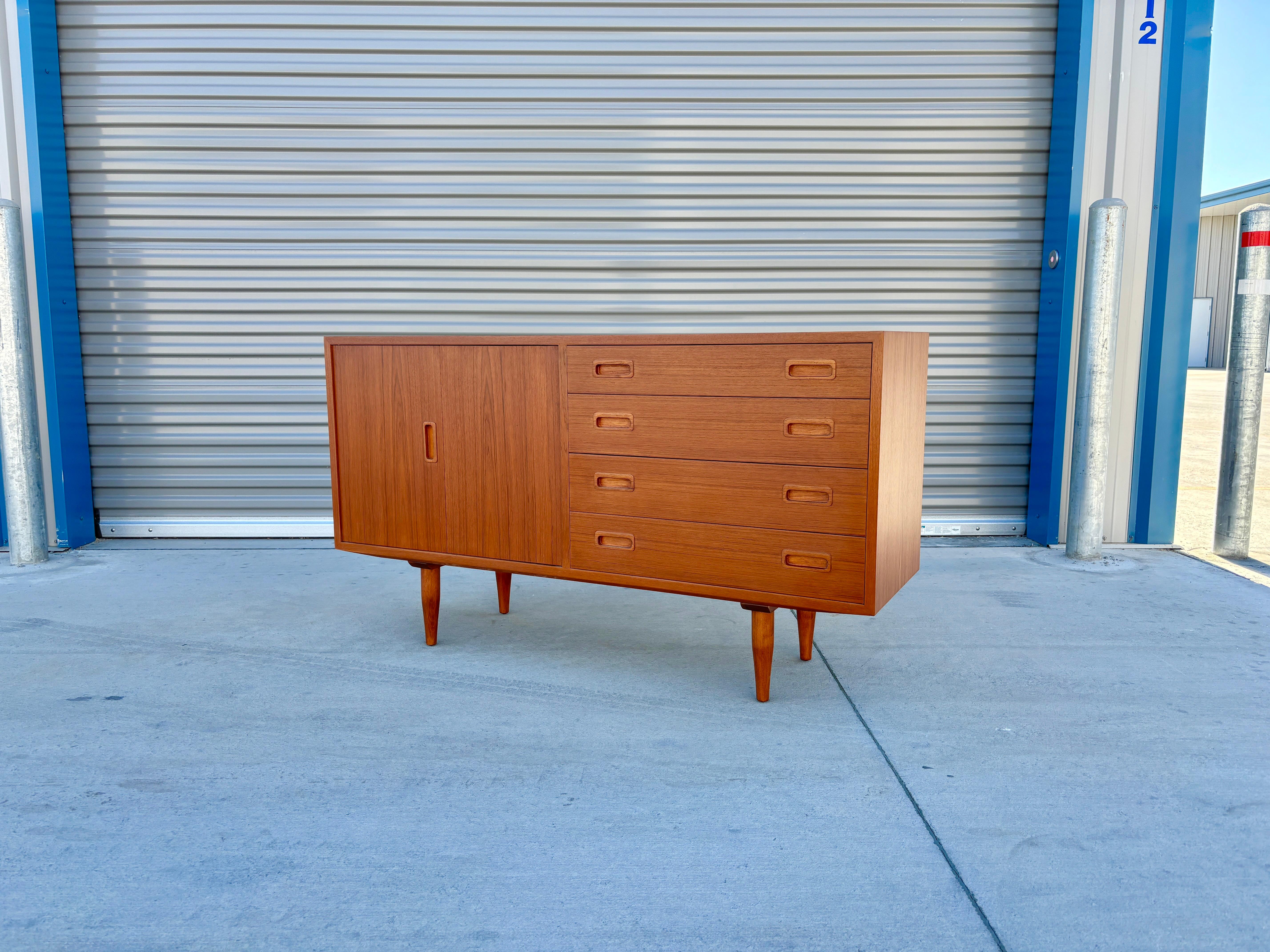 Credenza danesa moderna de teca de los años 60, por Carlo Jensen para Hundevad & Co. en Bueno estado para la venta en North Hollywood, CA