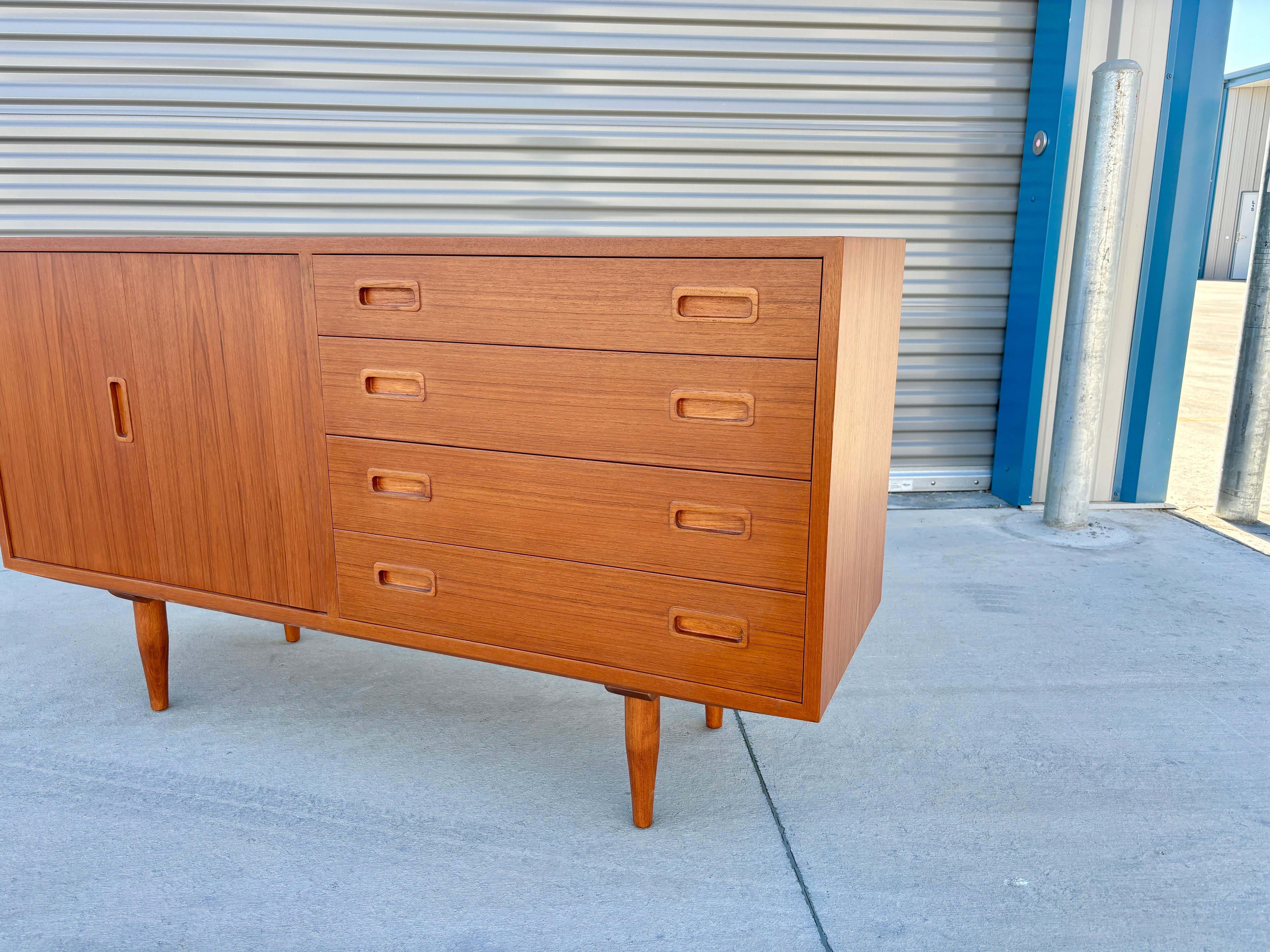 Credenza danesa moderna de teca de los años 60, por Carlo Jensen para Hundevad & Co. mediados del siglo XX en venta