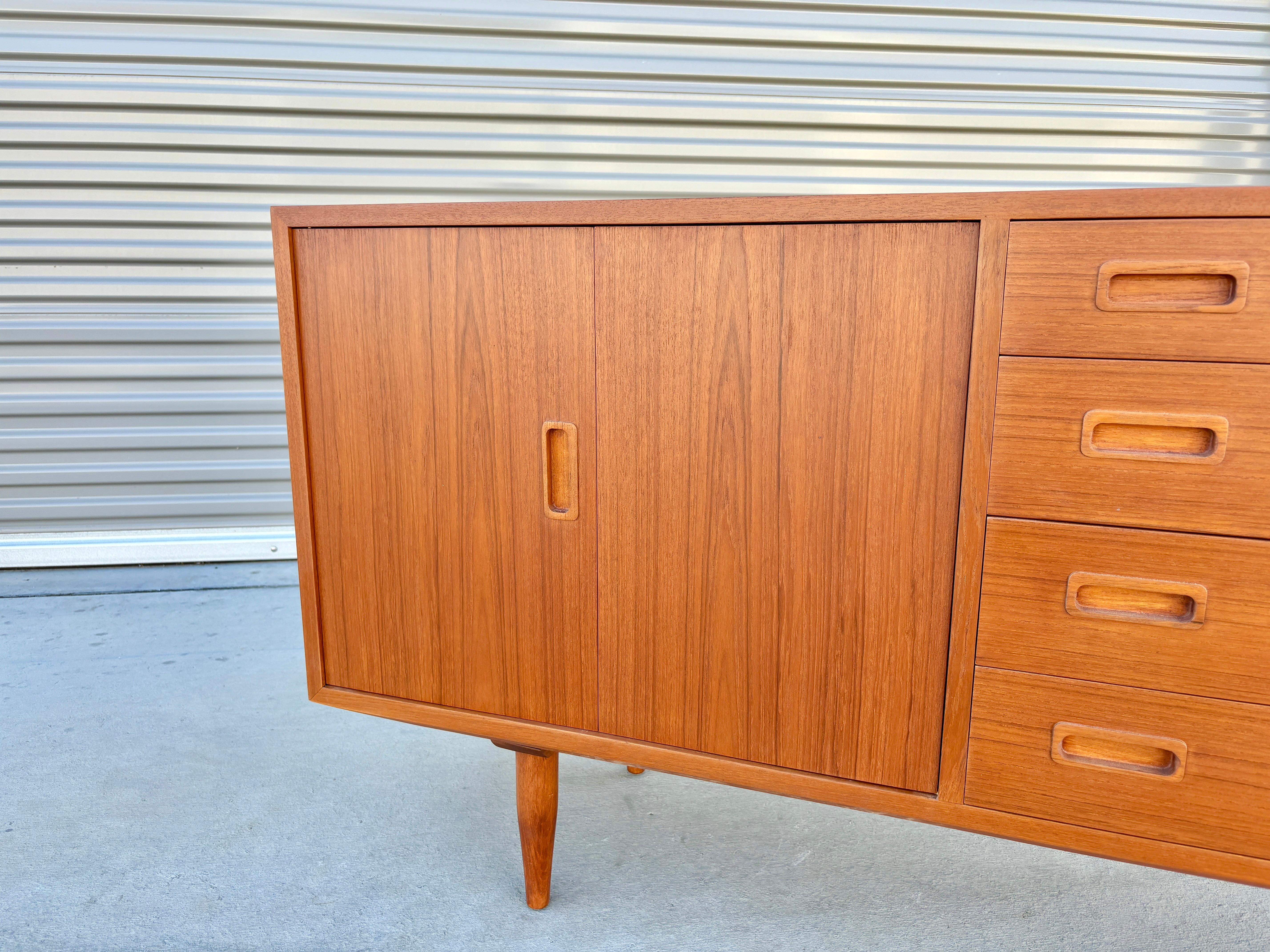 Credenza danesa moderna de teca de los años 60, por Carlo Jensen para Hundevad & Co. Teca en venta