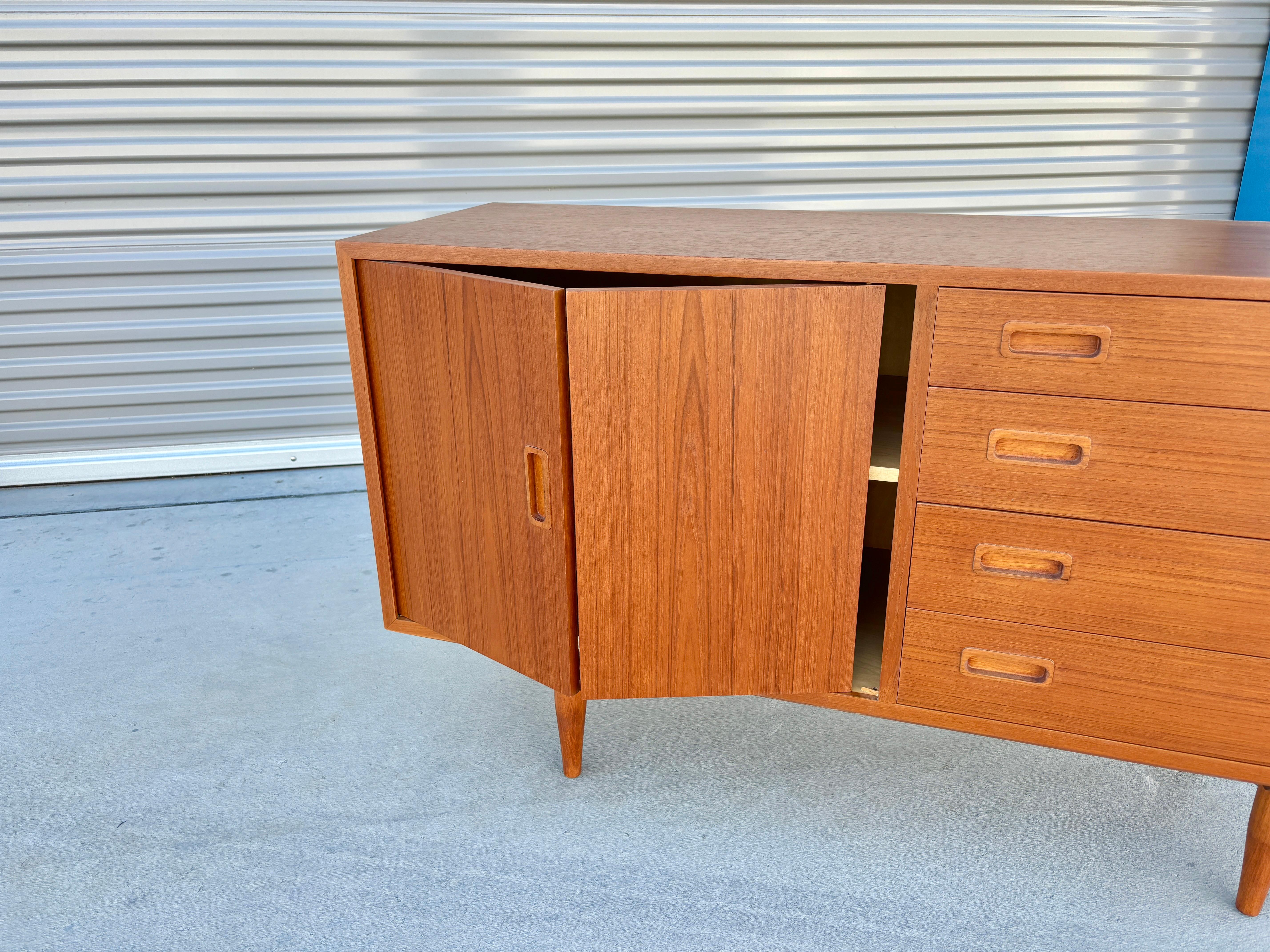 Credenza danesa moderna de teca de los años 60, por Carlo Jensen para Hundevad & Co. en venta 1