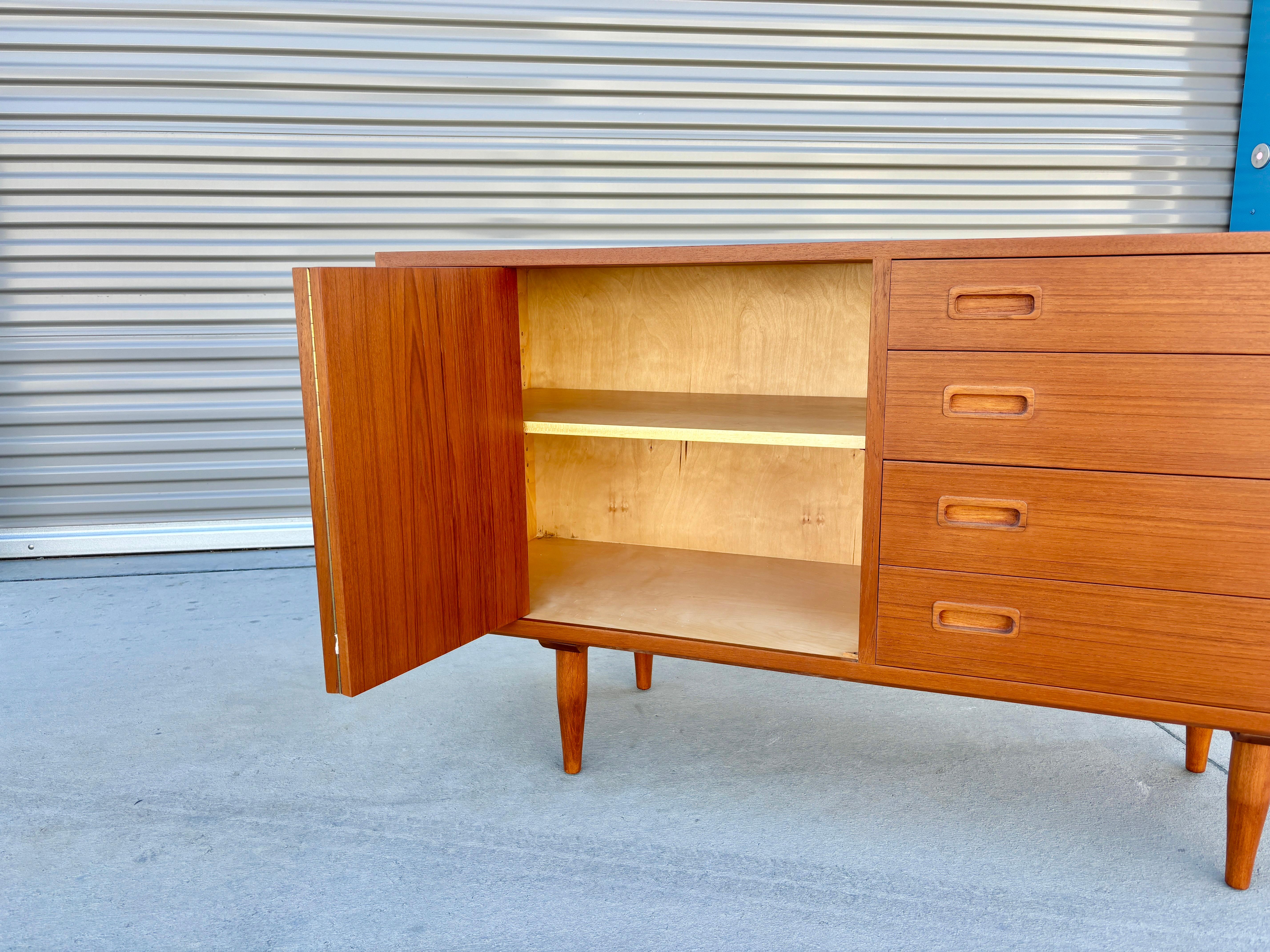 Credenza danesa moderna de teca de los años 60, por Carlo Jensen para Hundevad & Co. en venta 2