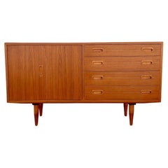 Credenza danesa moderna de teca de los años 60, por Carlo Jensen para Hundevad & Co.