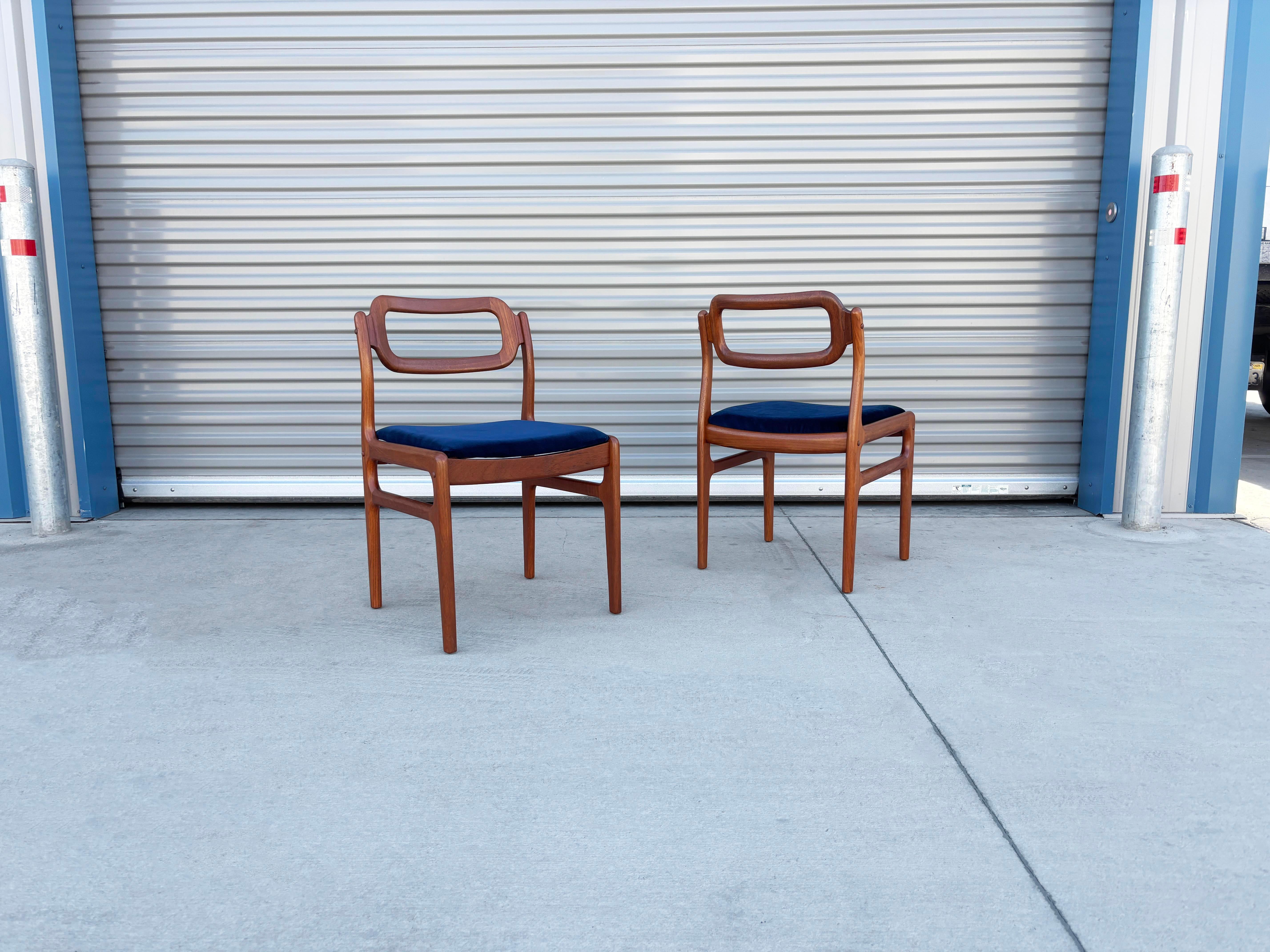 1960s Danish Modern Teak Dining Chairs by Johannes Andersen - Set of 6 For Sale 5