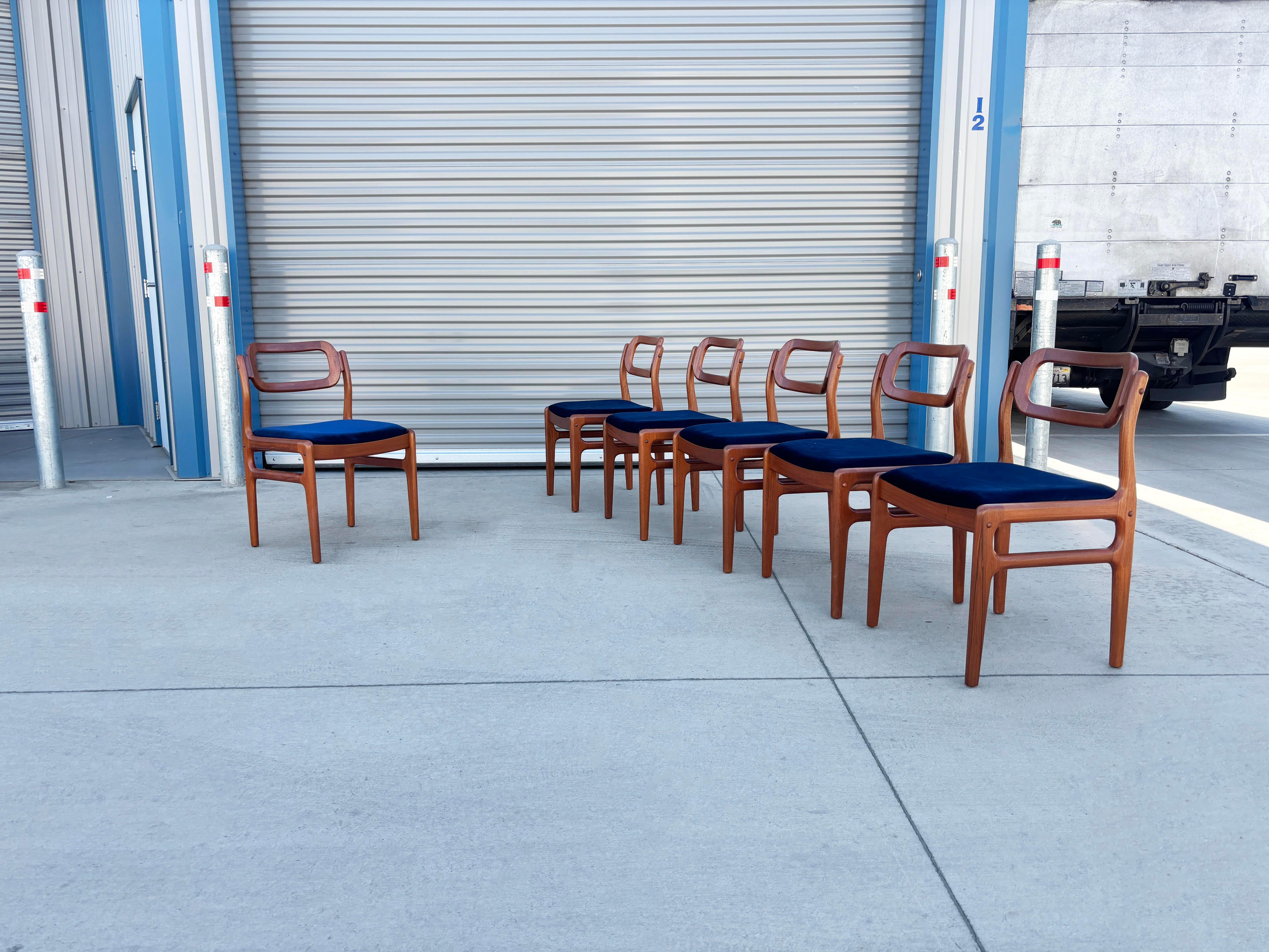 ✨ Danish Modern Teak Elegance by Johannes Andersen ✨

This striking set of 1960s dining chairs, designed by Johannes Andersen for Uldum Møbelfabrik, is a standout example of Scandinavian mid-century design. Crafted from teak, each chair features