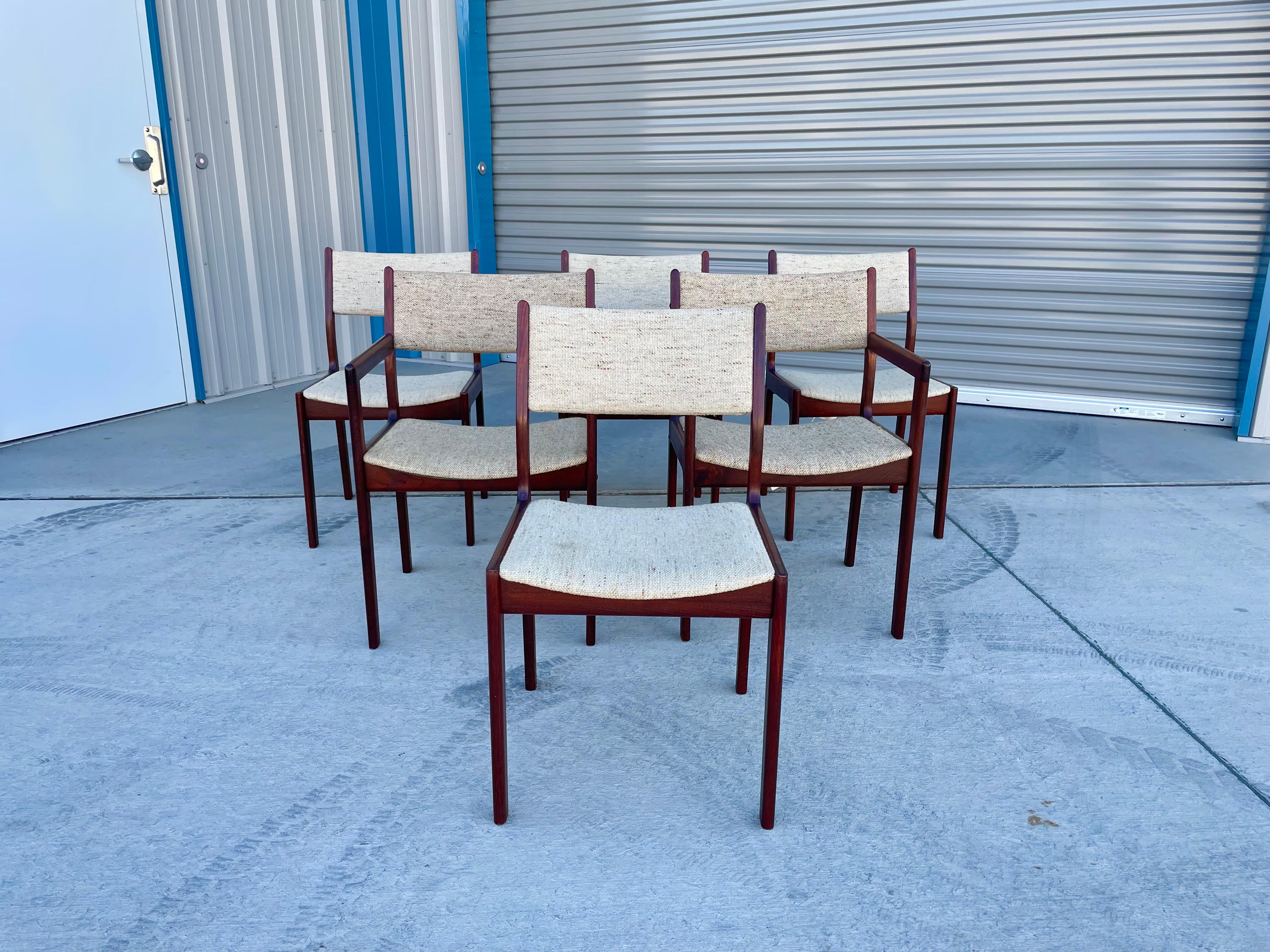 D'incroyables chaises de salle à manger qui ont été conçues et fabriquées au Danemark dans les années 1960. Les chaises sont fabriquées en bois de teck de haute qualité et présentent un aspect raffiné et élégant qui s'intégrerait parfaitement dans