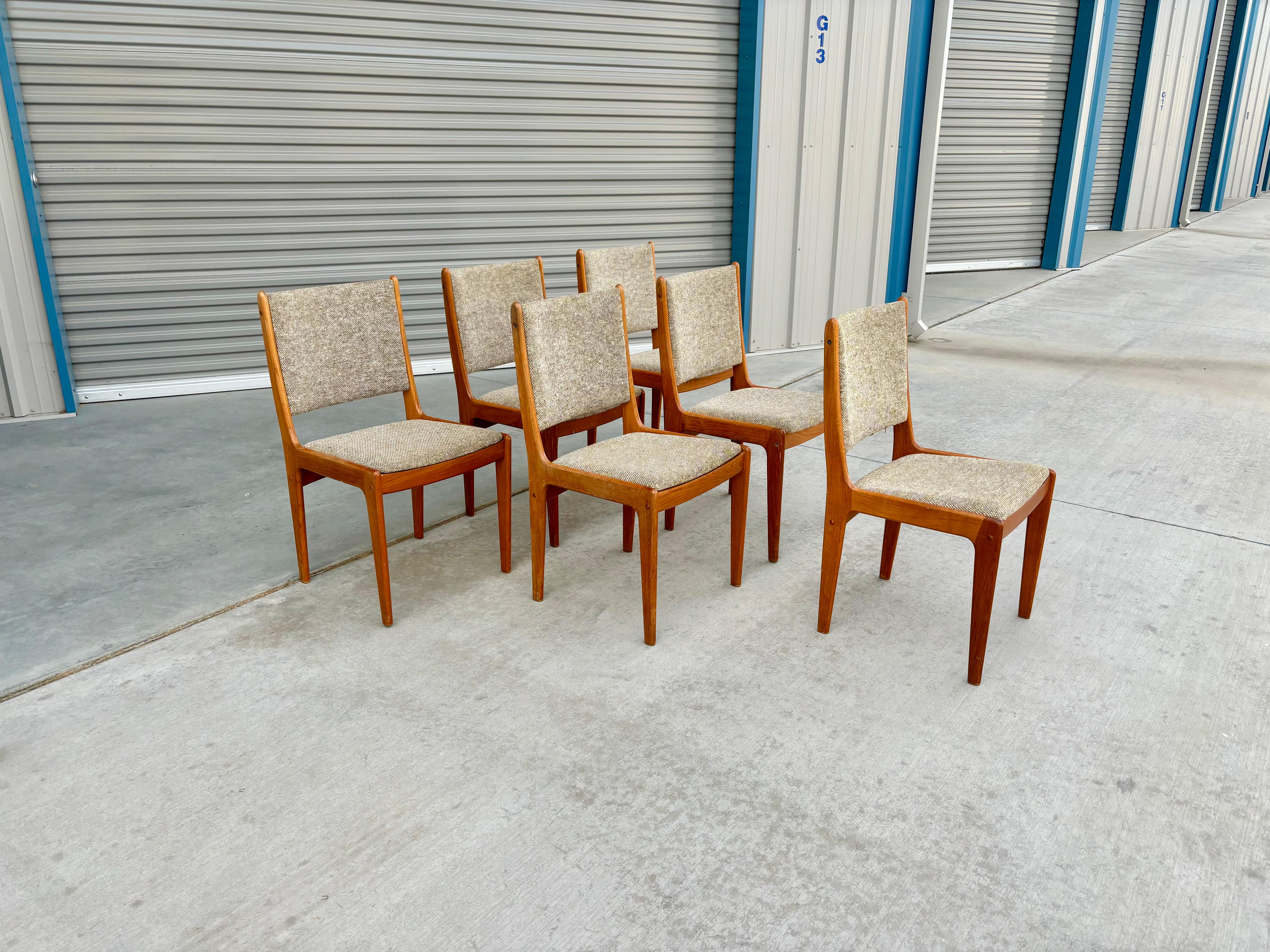 Mid-Century Modern 1960s Danish Modern Teak Dining Chairs- Set of 7 For Sale