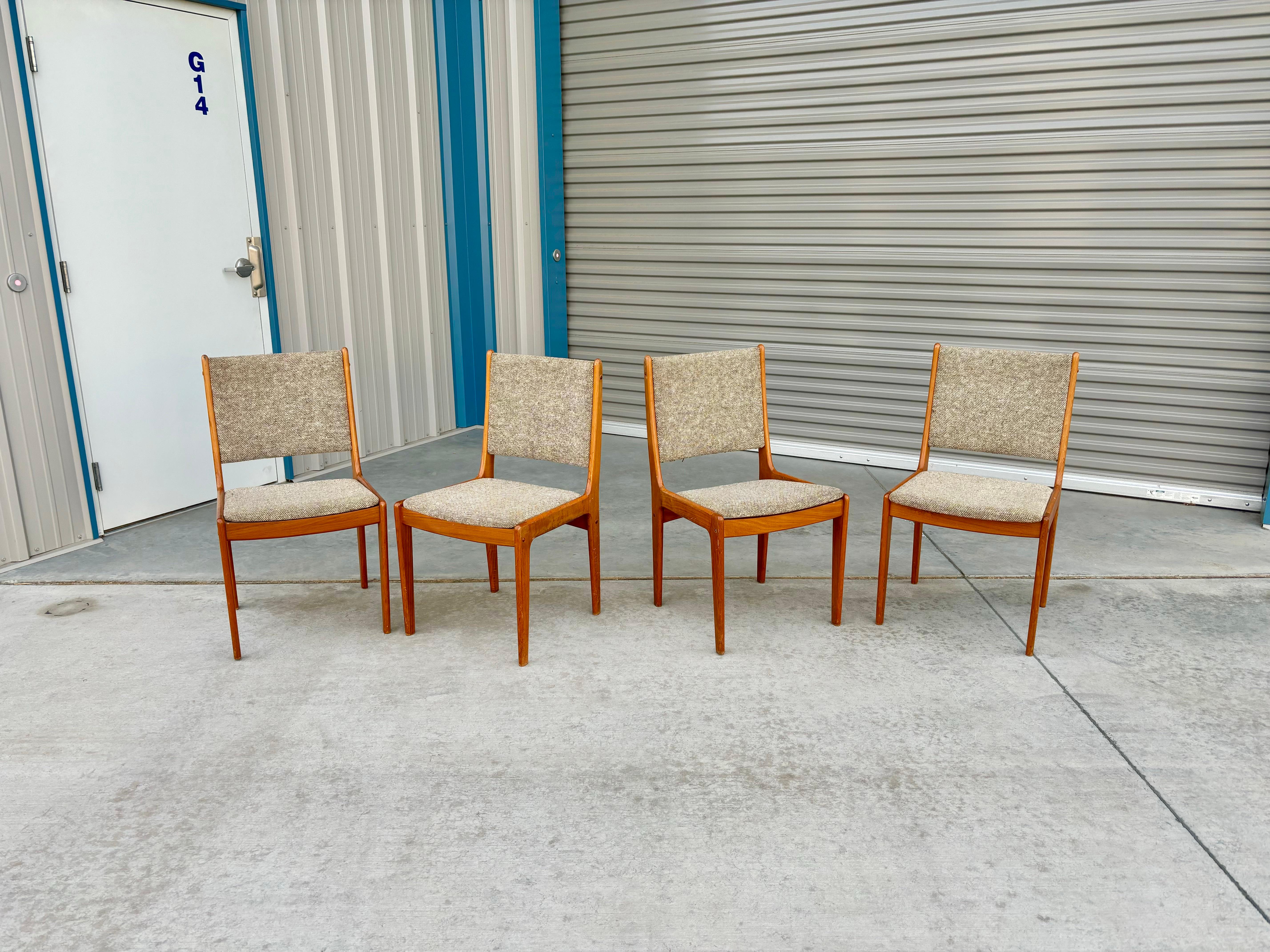 Tissu 1960s Danish Modern Teak Dining Chairs- Set of 7 en vente