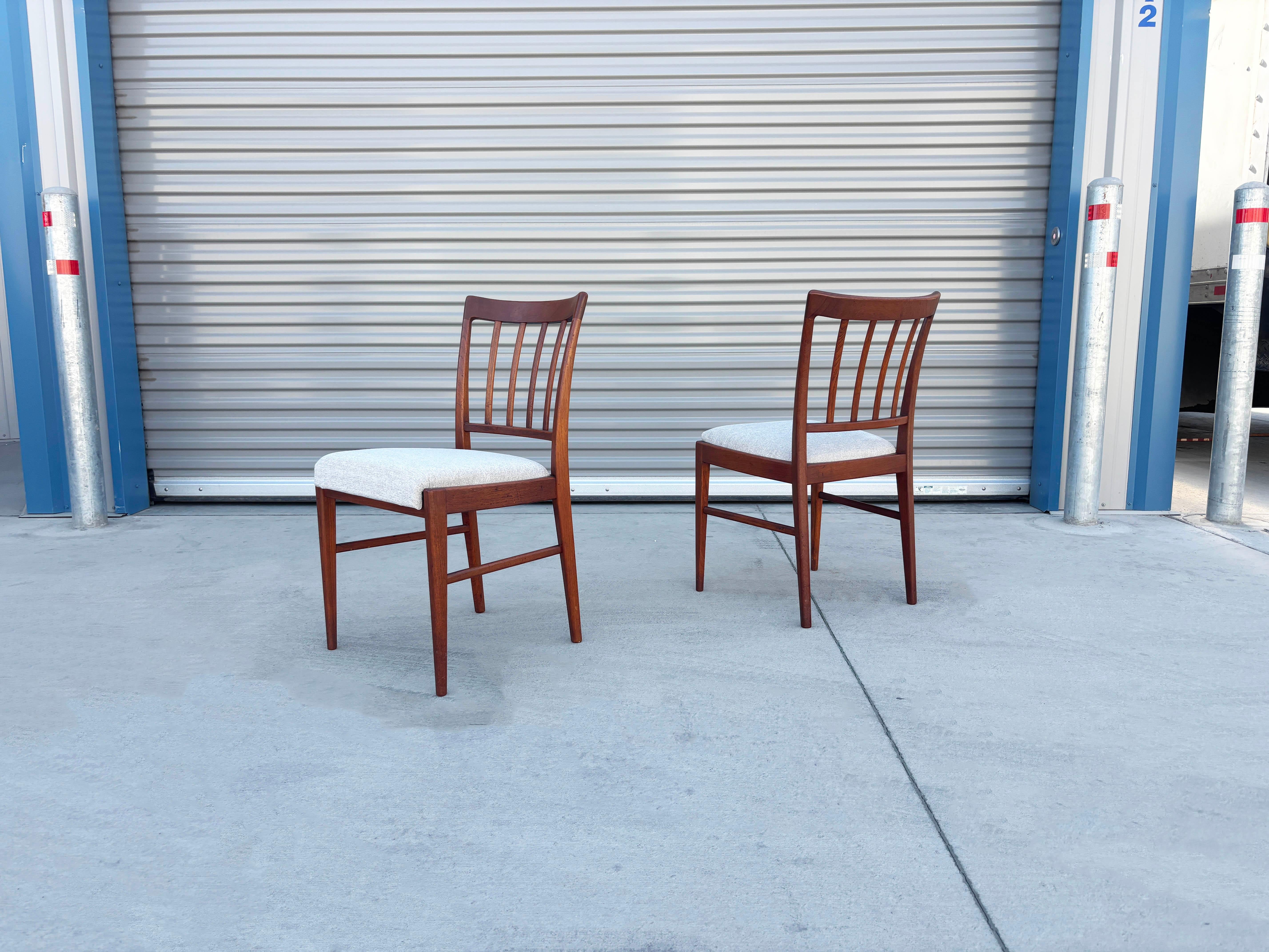 Set di 8 sedie da pranzo in teak moderno danese del 1960 in vendita 1