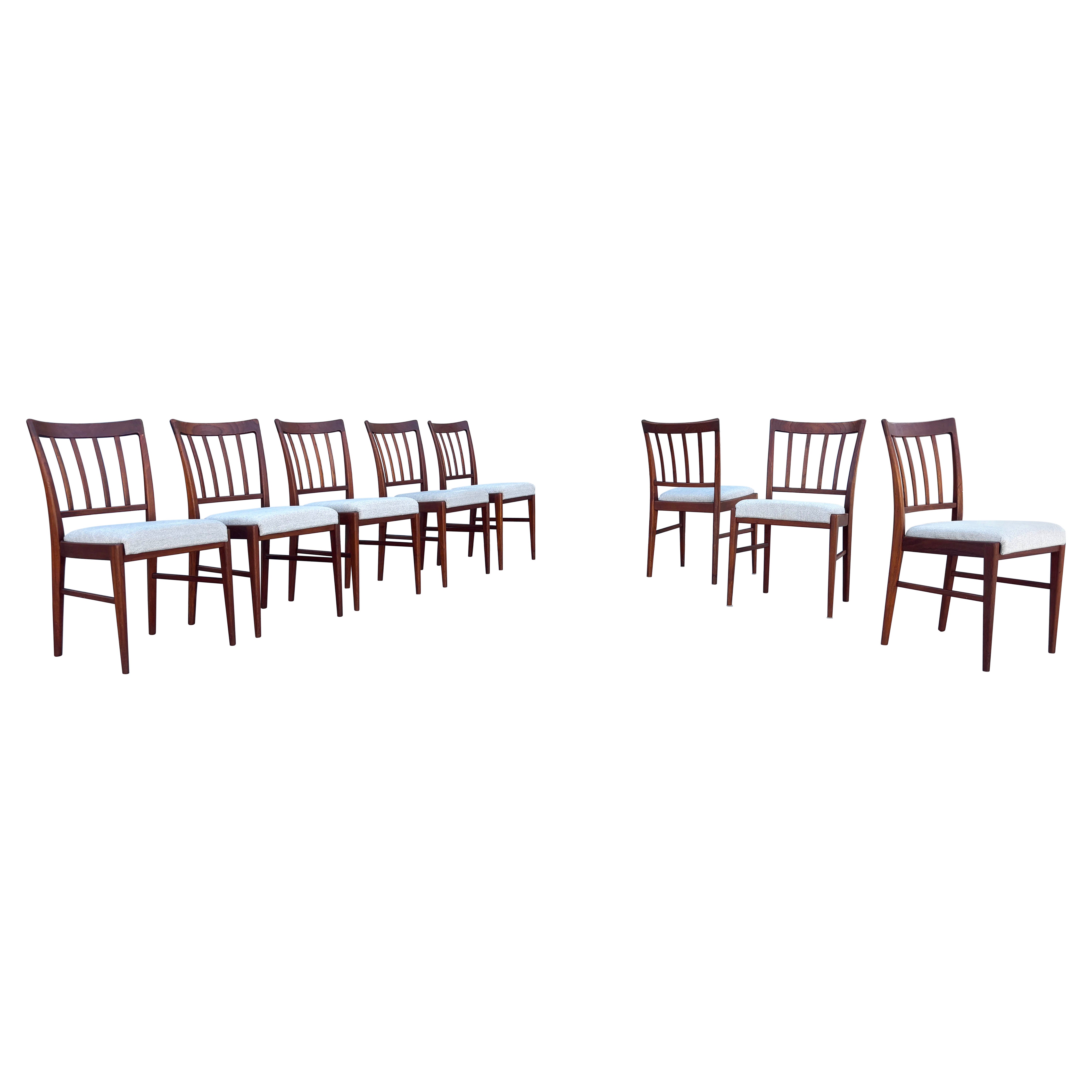 Juego de 8 sillas de comedor danesas modernas de teca de los años 60
