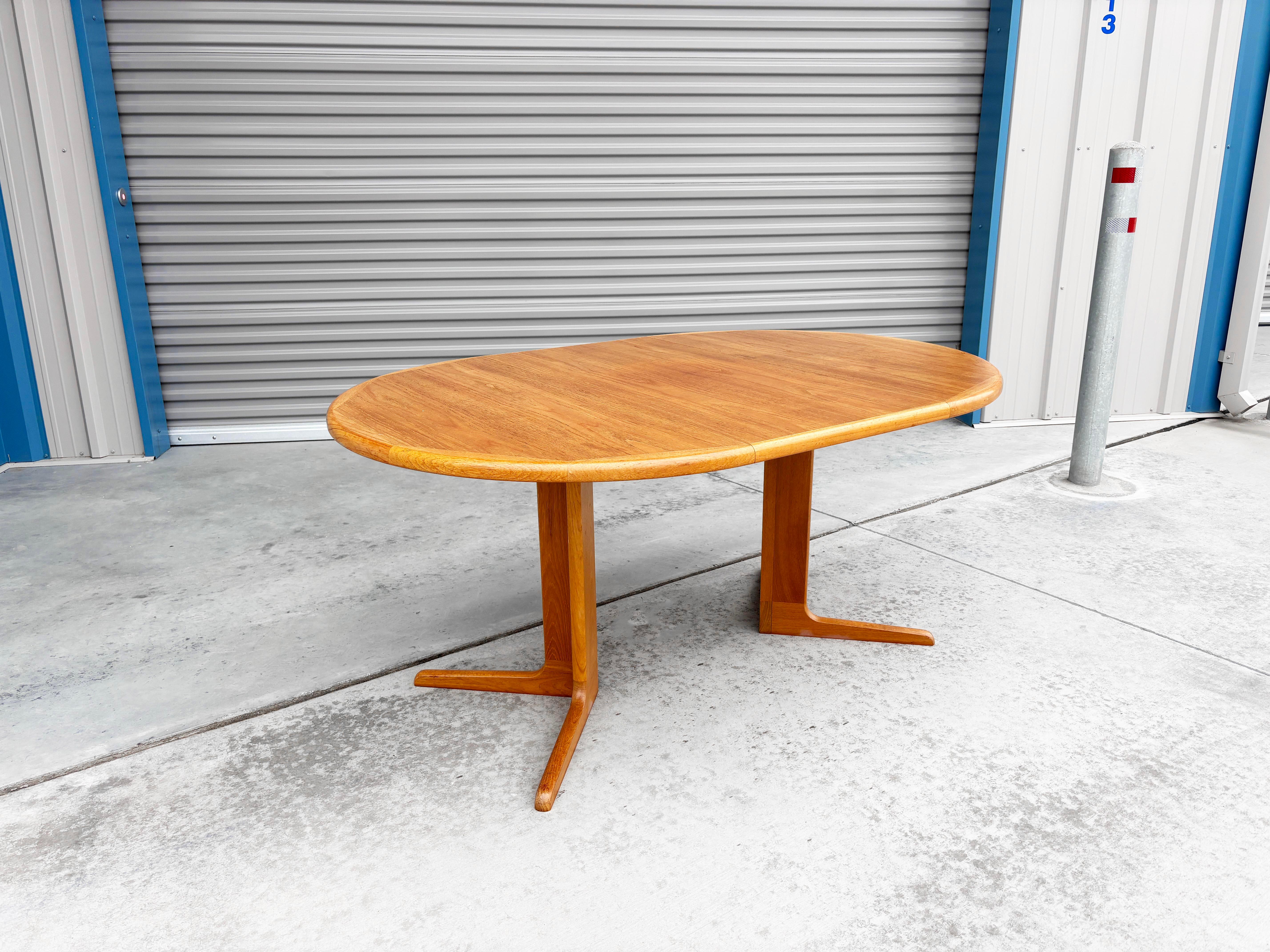 1960s Danish Modern Teak Dining Table en vente 3