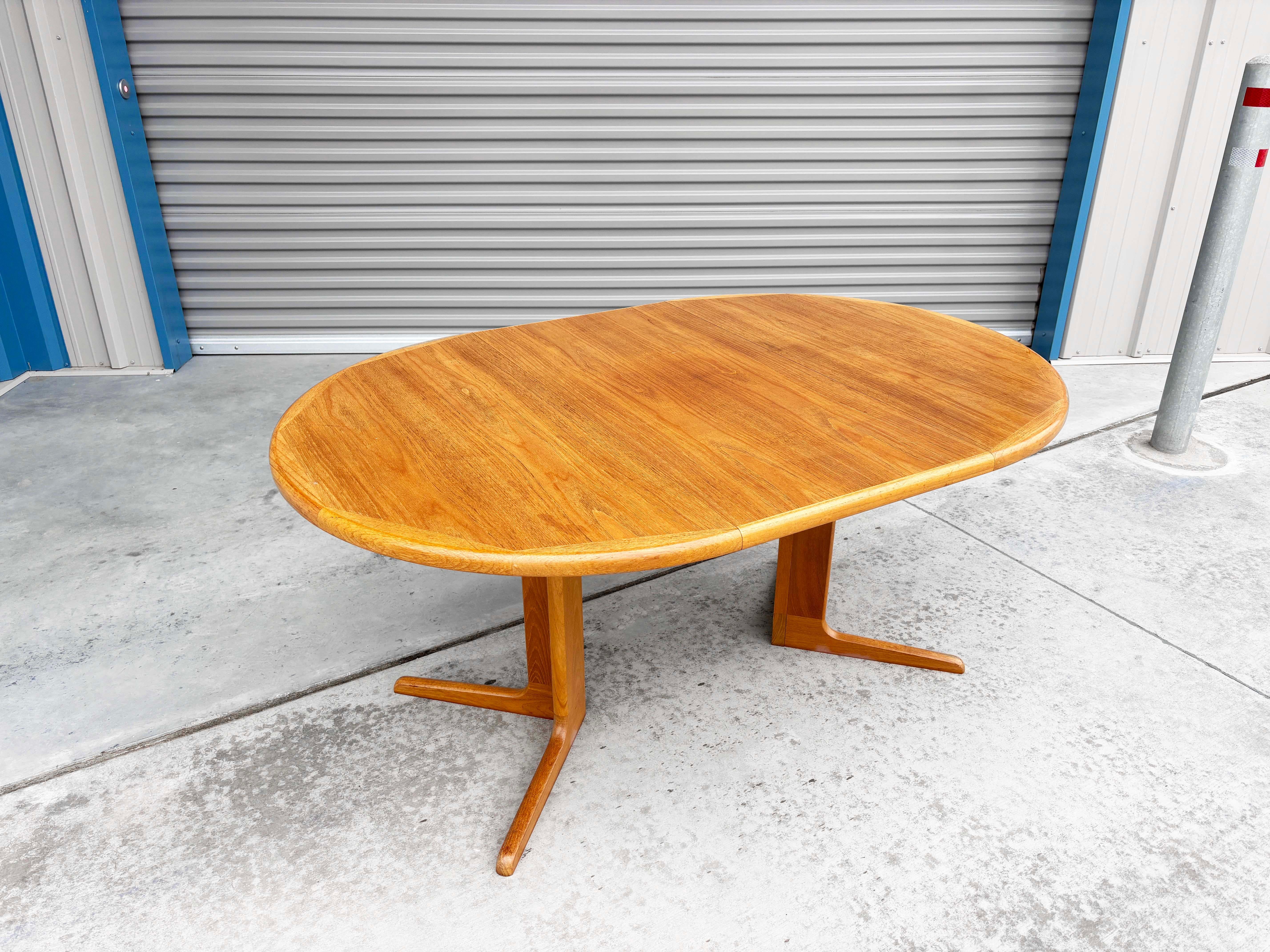 1960s Danish Modern Teak Dining Table en vente 4