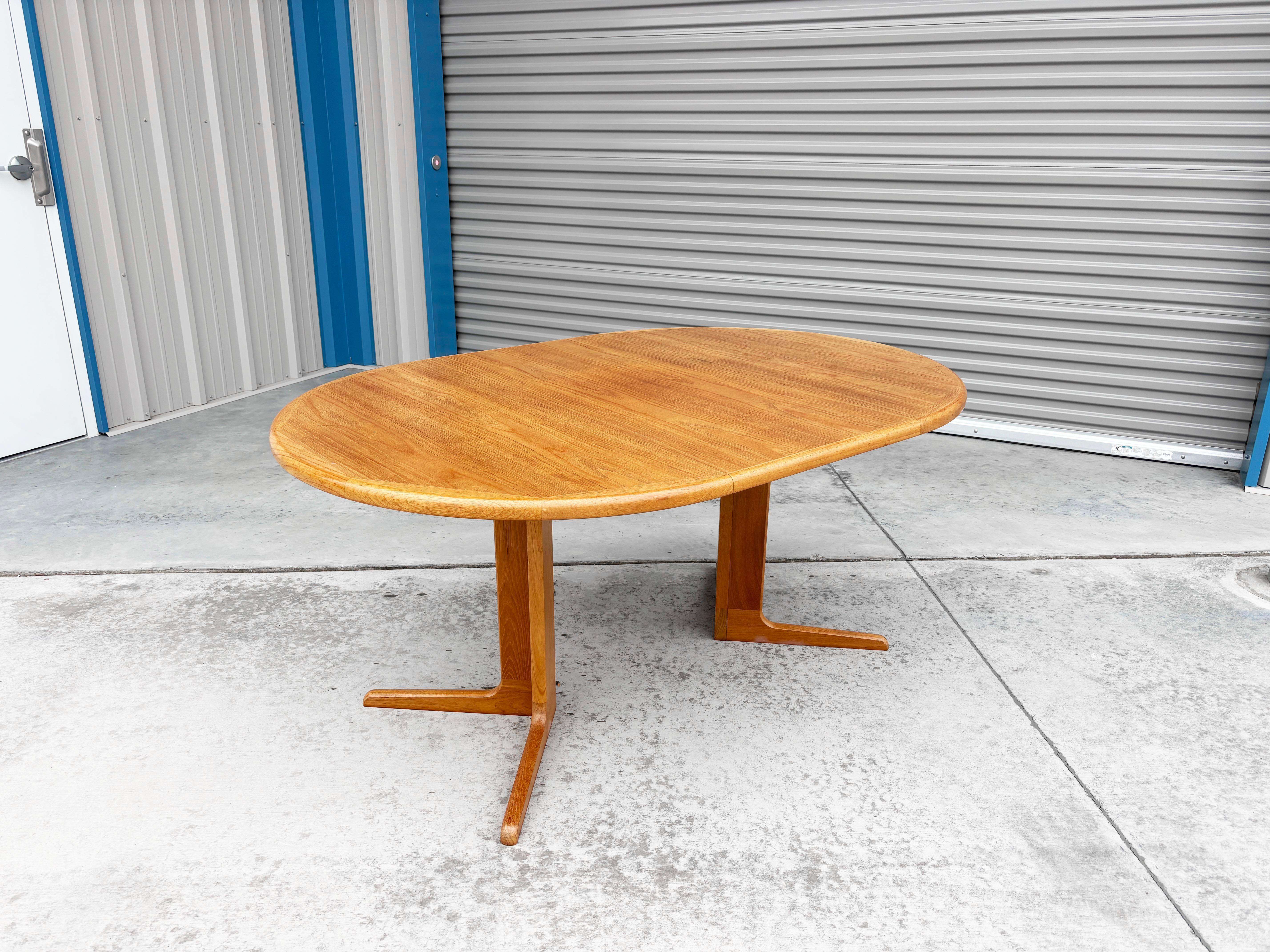 1960s Danish Modern Teak Dining Table en vente 5