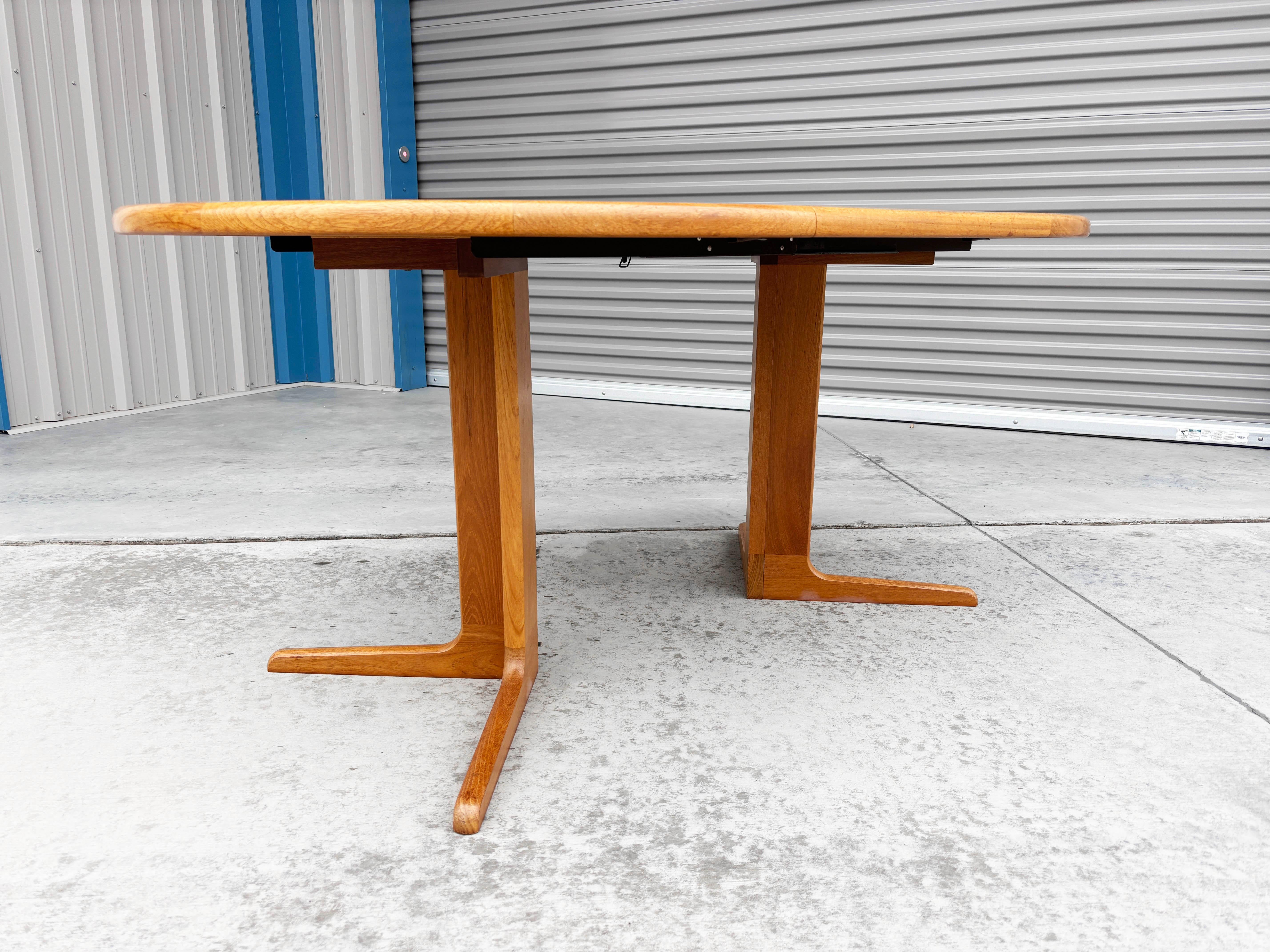1960s Danish Modern Teak Dining Table en vente 6