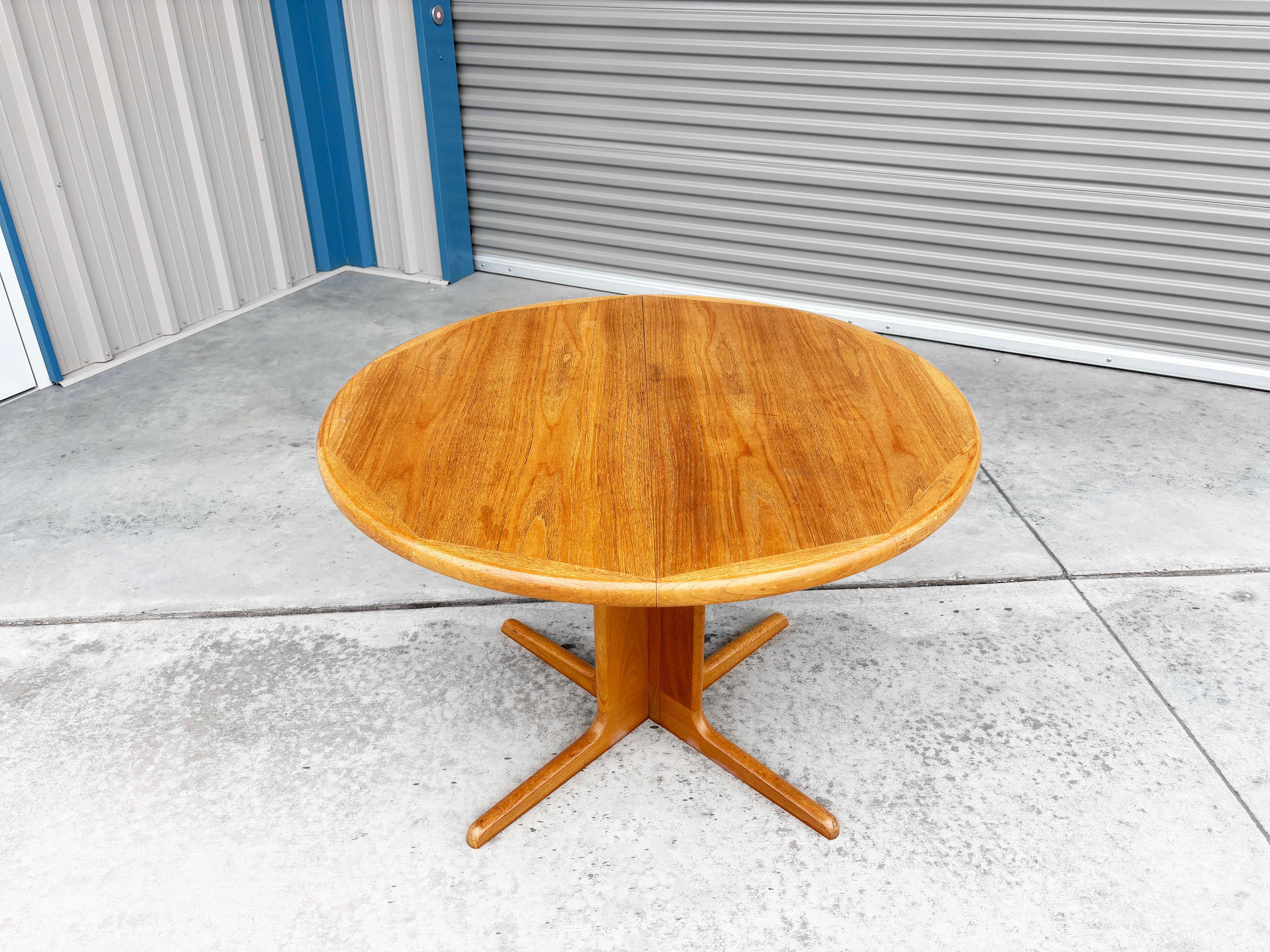 Mid-Century Modern 1960s Danish Modern Teak Dining Table en vente