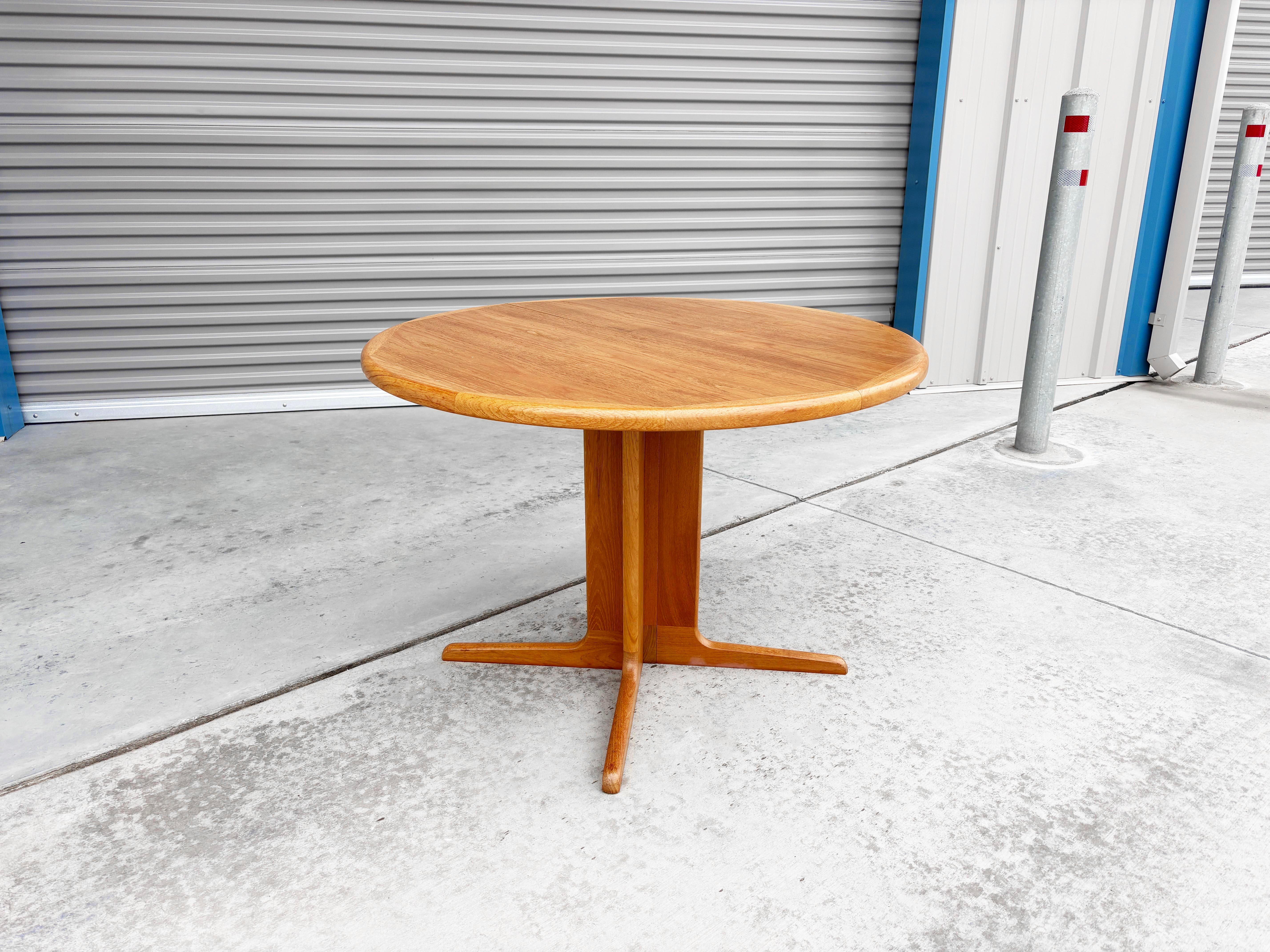 Américain 1960s Danish Modern Teak Dining Table en vente