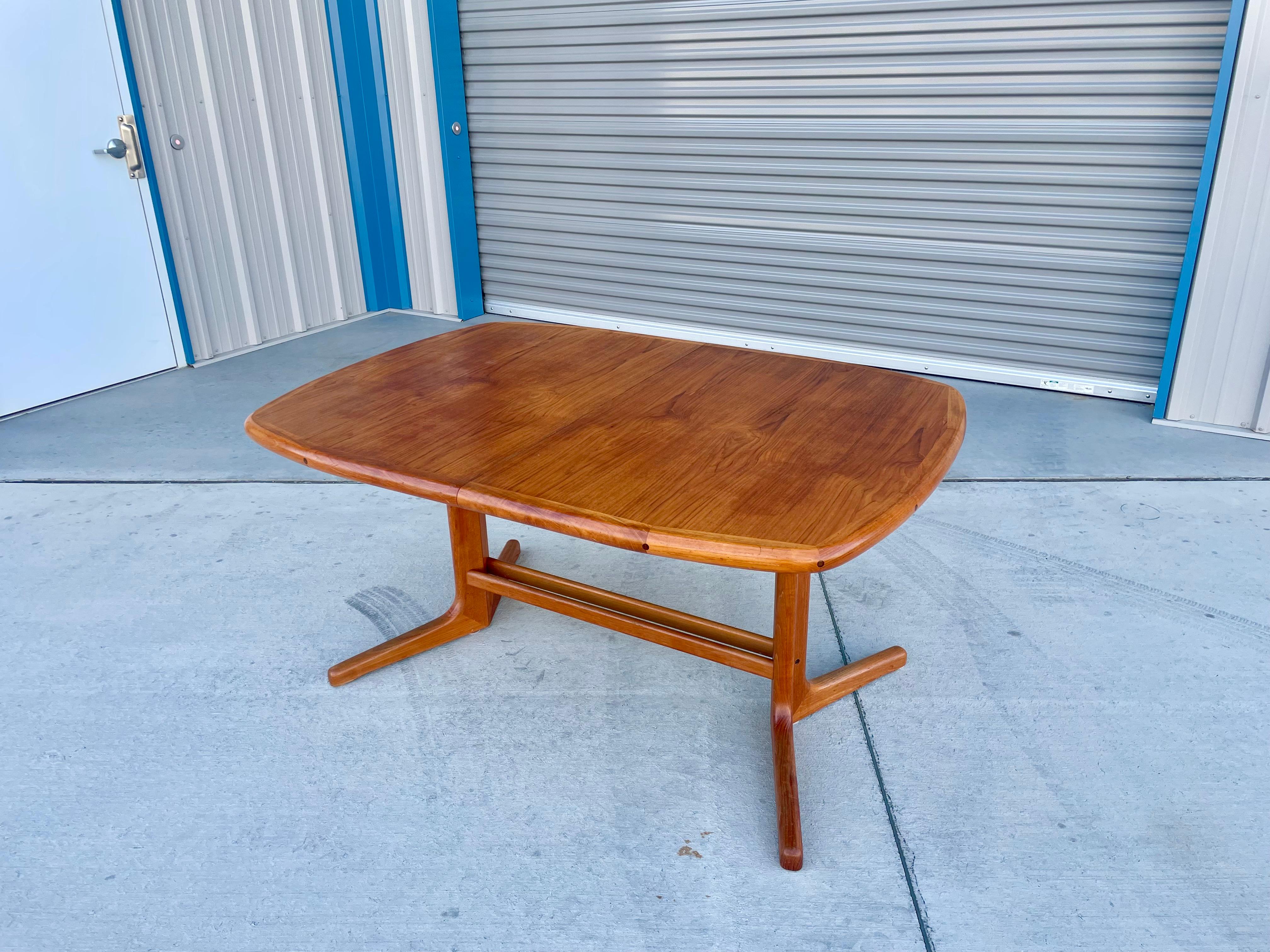 1960s Danish Modern Teak Dining Table In Good Condition For Sale In North Hollywood, CA
