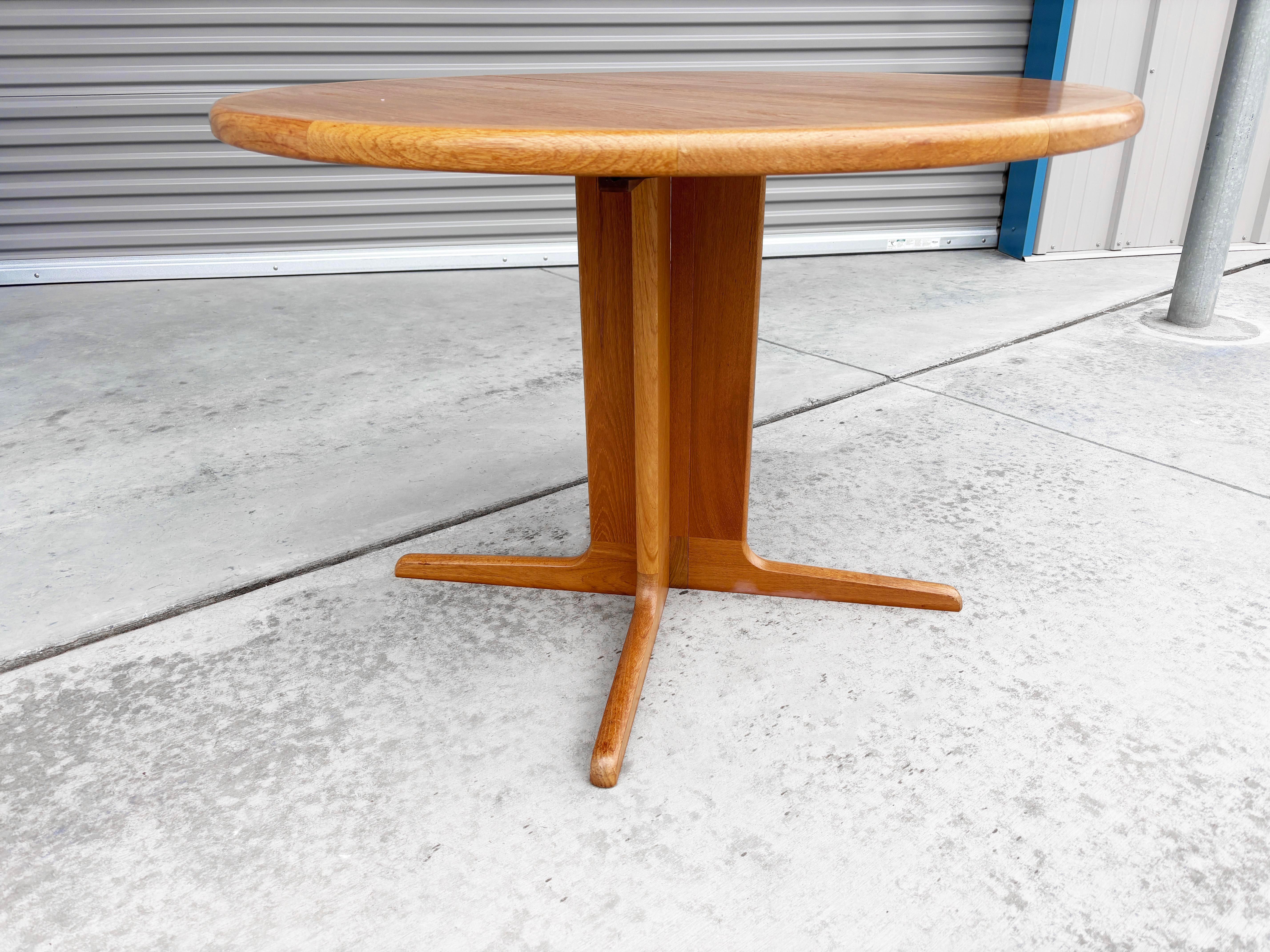 1960s Danish Modern Teak Dining Table Bon état - En vente à North Hollywood, CA