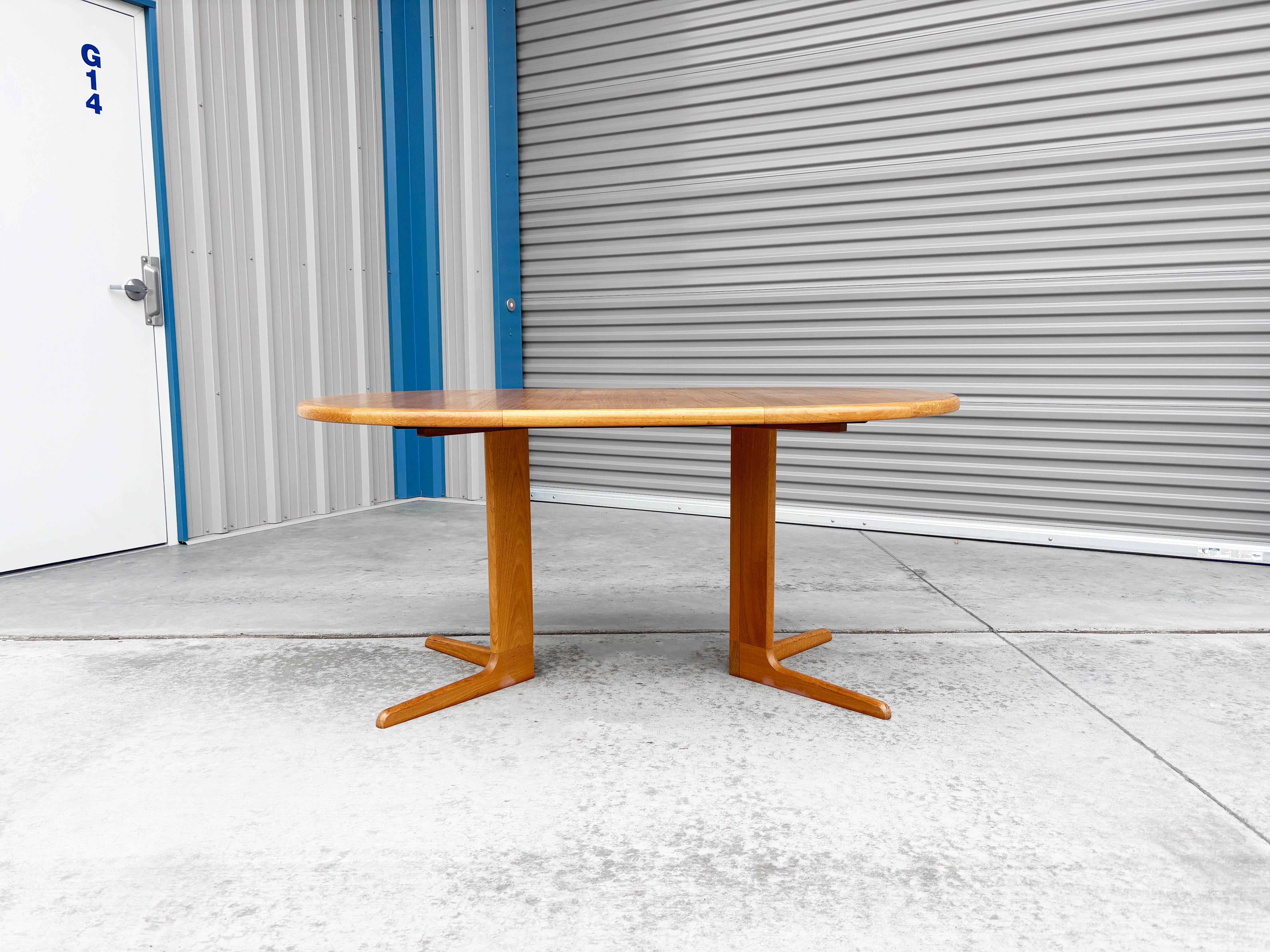 Teck 1960s Danish Modern Teak Dining Table en vente