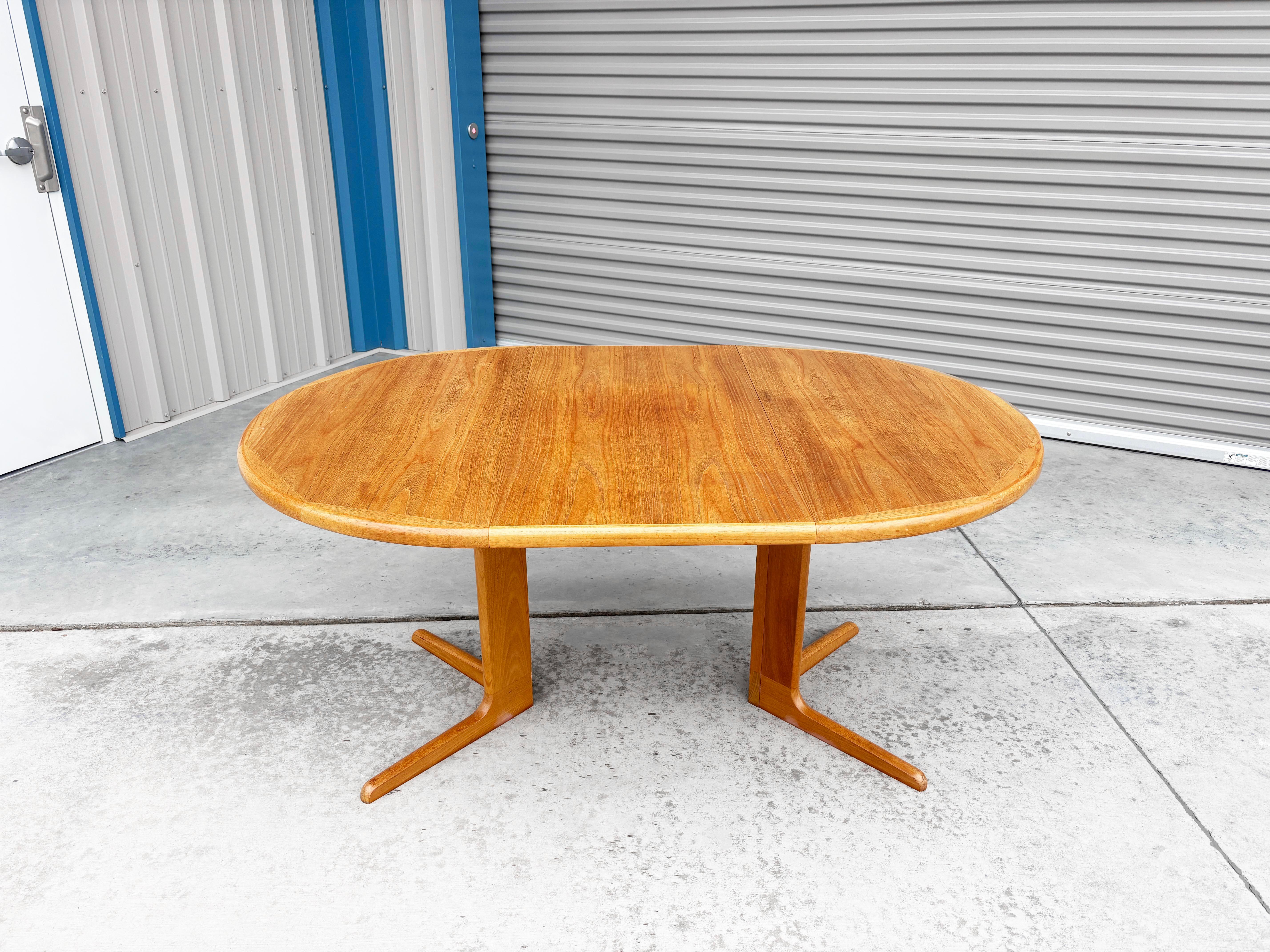 1960s Danish Modern Teak Dining Table en vente 2