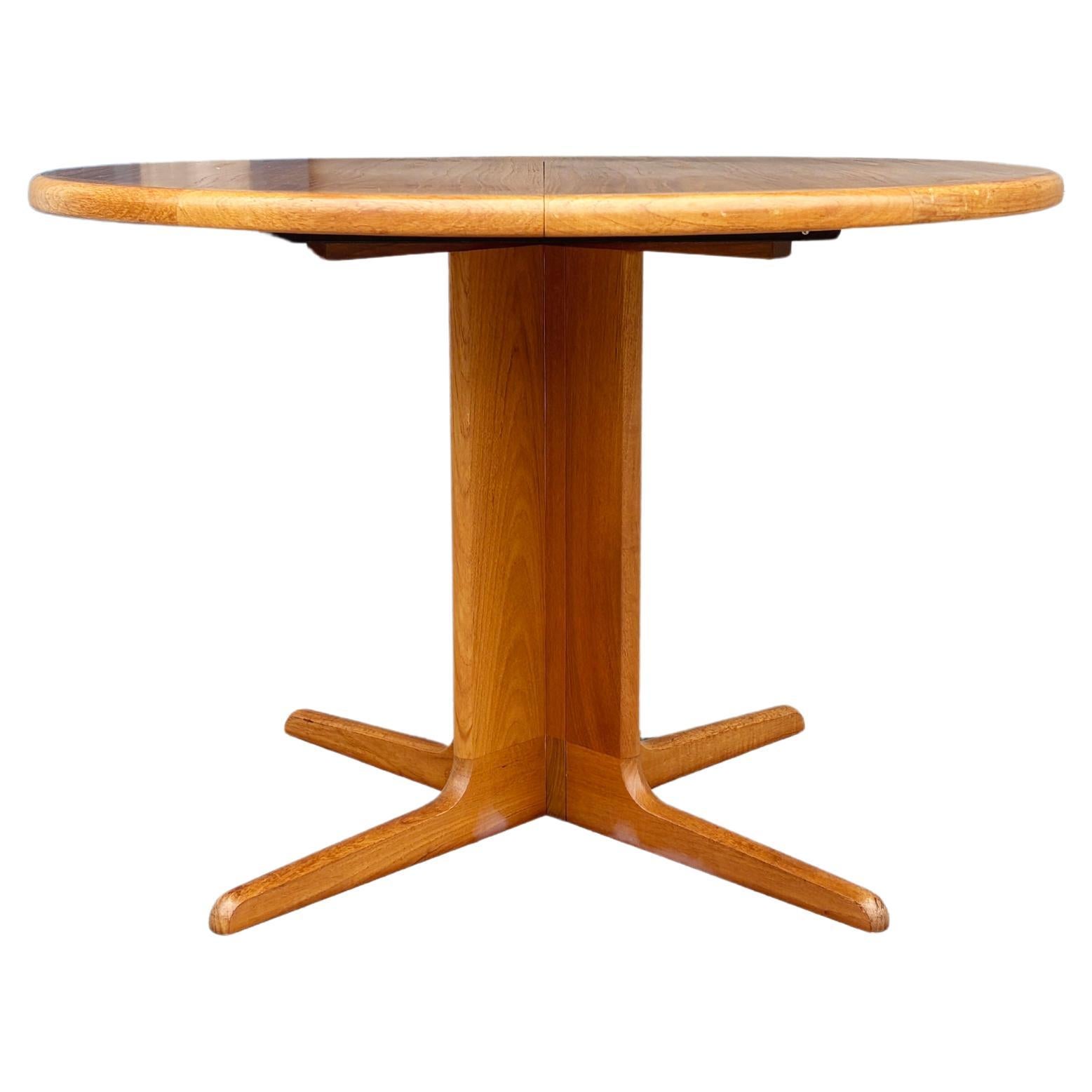 1960s Danish Modern Teak Dining Table en vente