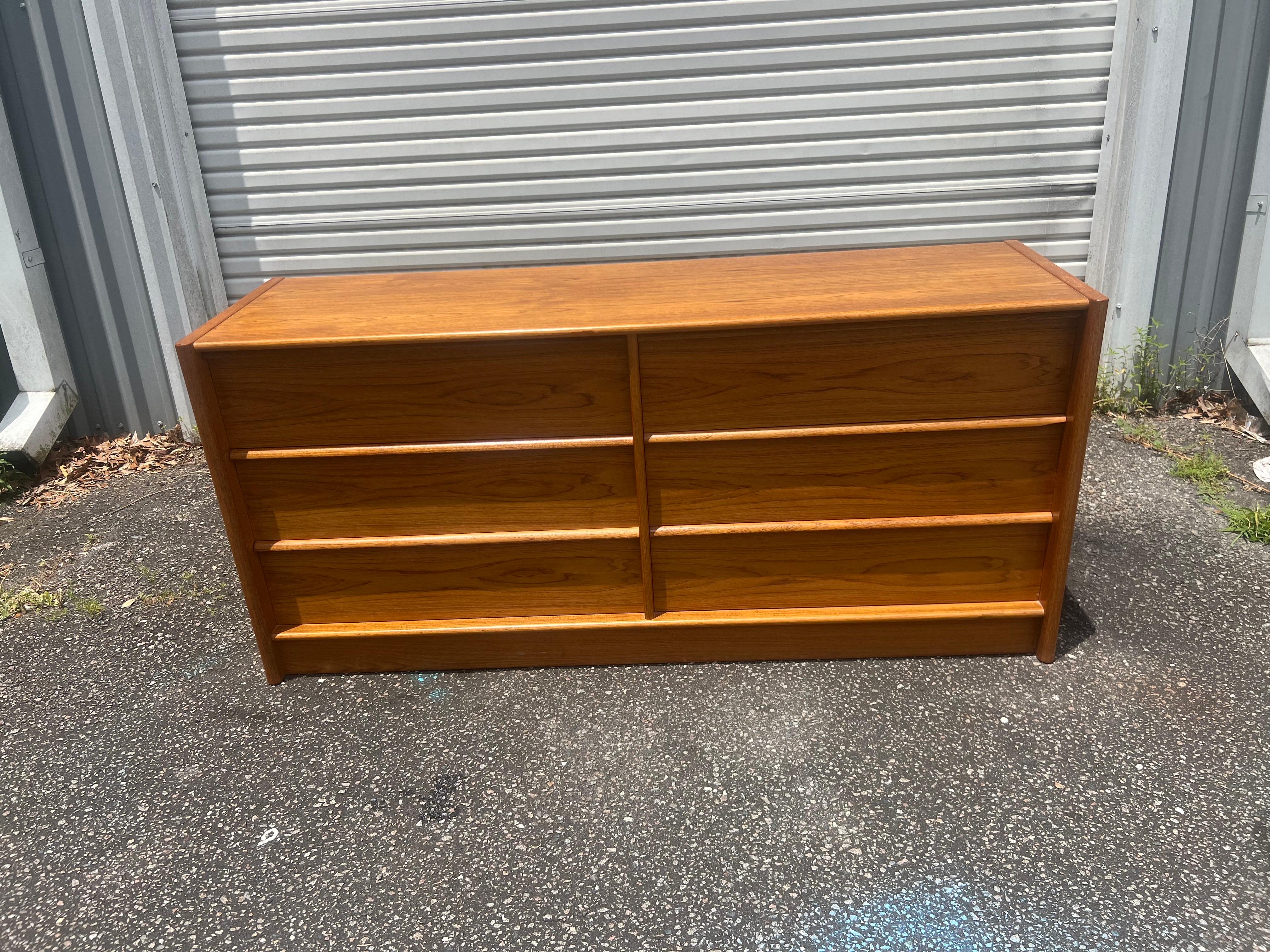 Danish dresser manufactured by Jesper (ca. 1960s, Denmark). Composed of six sizable drawers equipped with elongated pulls which enhance its sleek, minimal design. High quality production with dovetailed drawers and solid wood beneath the teak