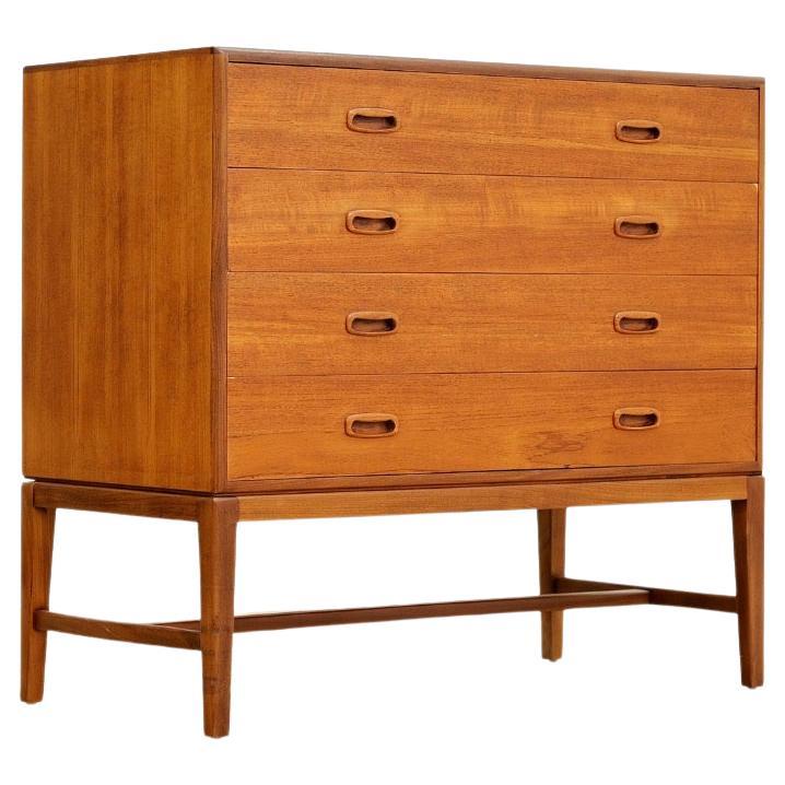 Esta cómoda vintage fue fabricada en Dinamarca en la década de 1960. Una bonita pieza de almacenaje para el dormitorio, fabricada en teca con cuatro cajones de ancho completo y asentada sobre un elegante bastidor. 