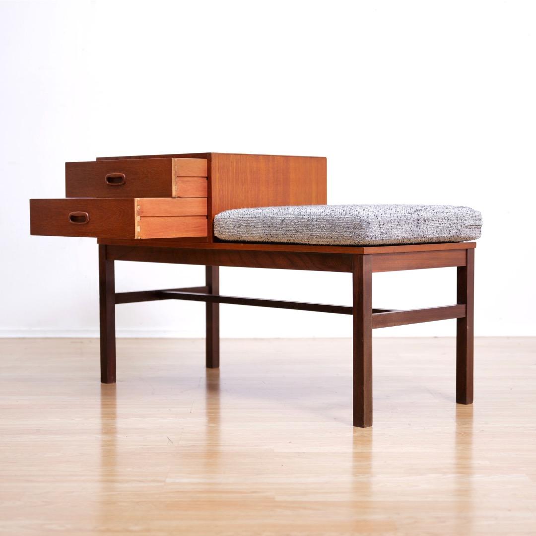 Danois 1960s Danish Modern Teak Entryway Gossip Bench en vente