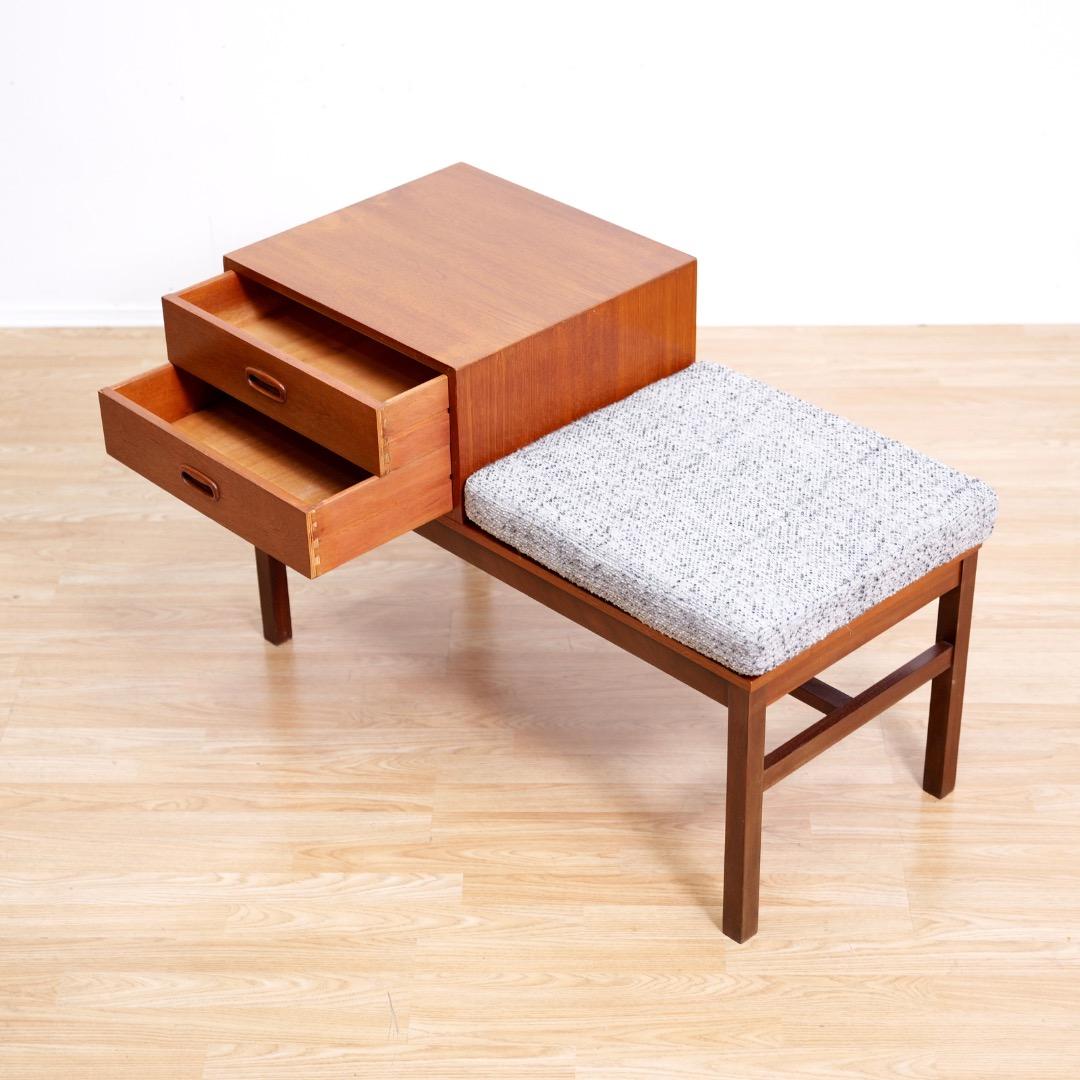 1960s Danish Modern Teak Entryway Gossip Bench Bon état - En vente à Los Angeles, CA