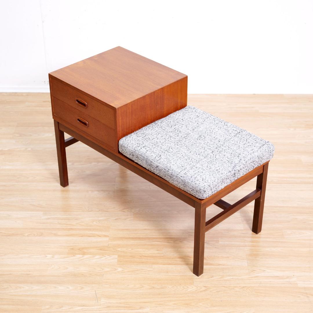 Milieu du XXe siècle 1960s Danish Modern Teak Entryway Gossip Bench en vente