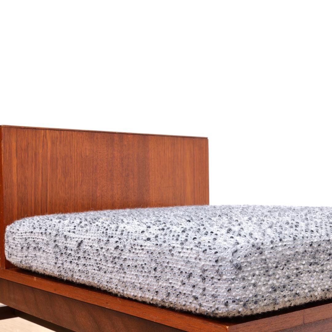 1960s Danish Modern Teak Entryway Gossip Bench en vente 2