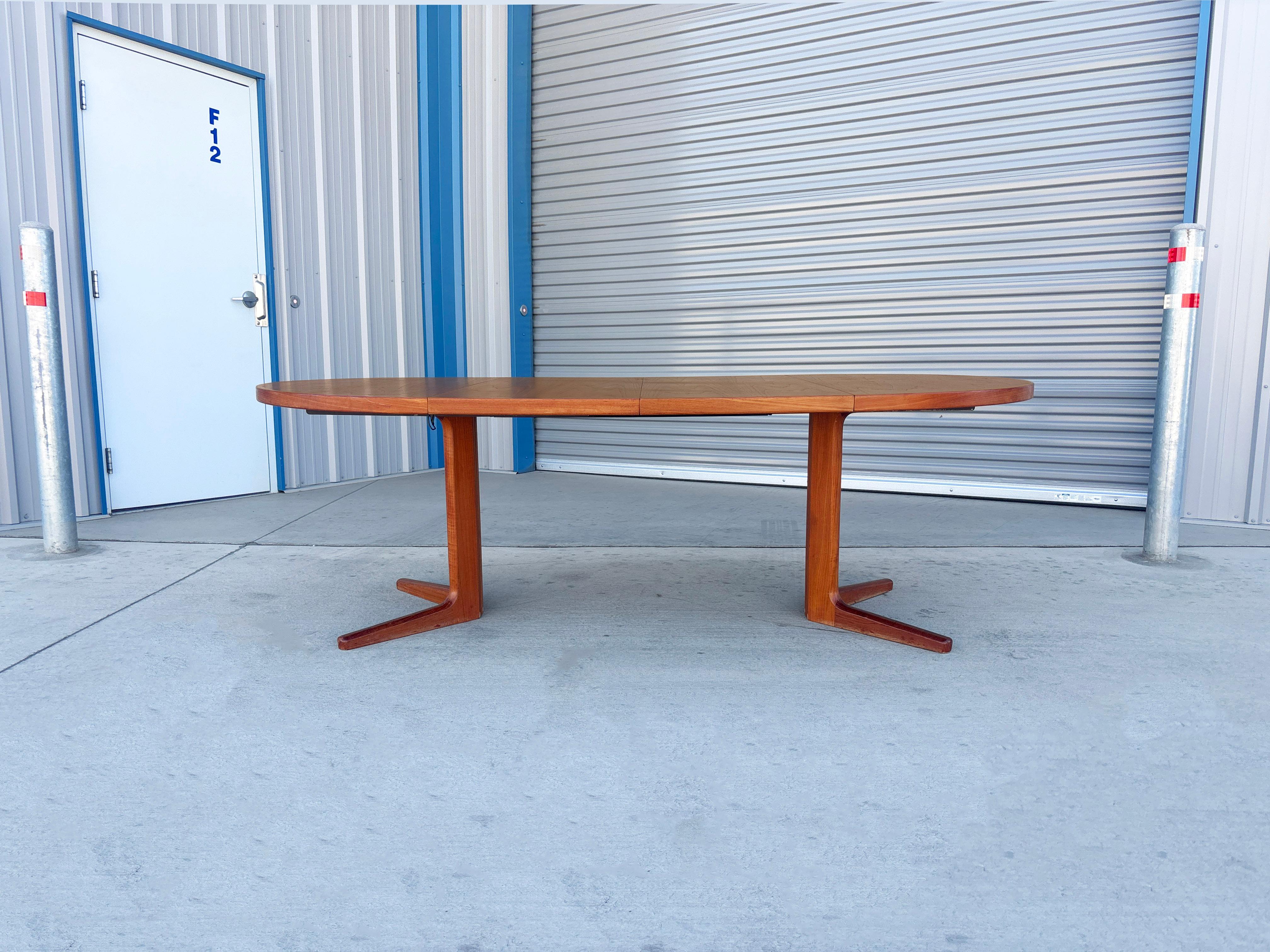 1960s Danish Modern Teak Extendable Dining Table For Sale 5