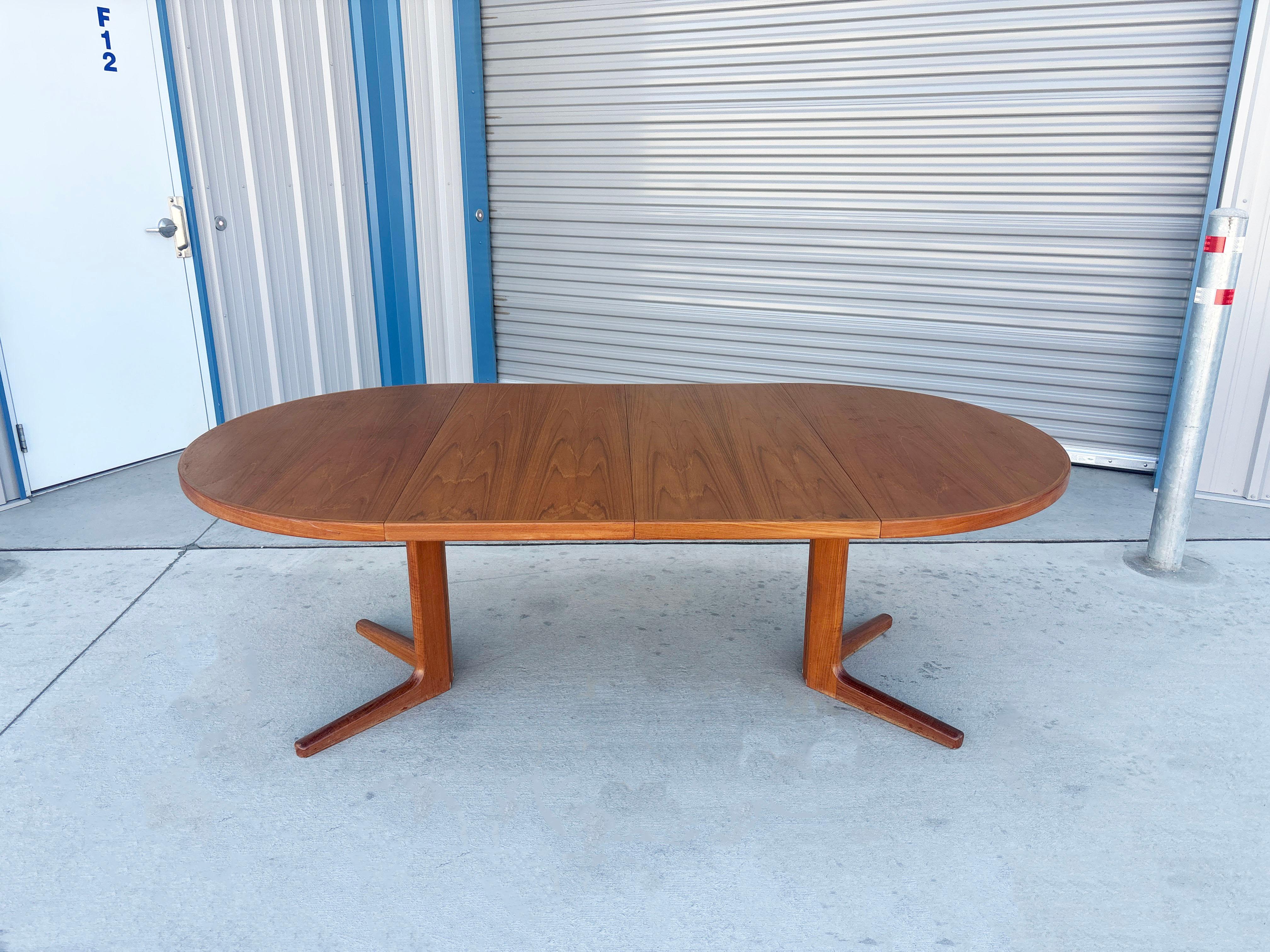 1960s Danish Modern Teak Extendable Dining Table For Sale 6