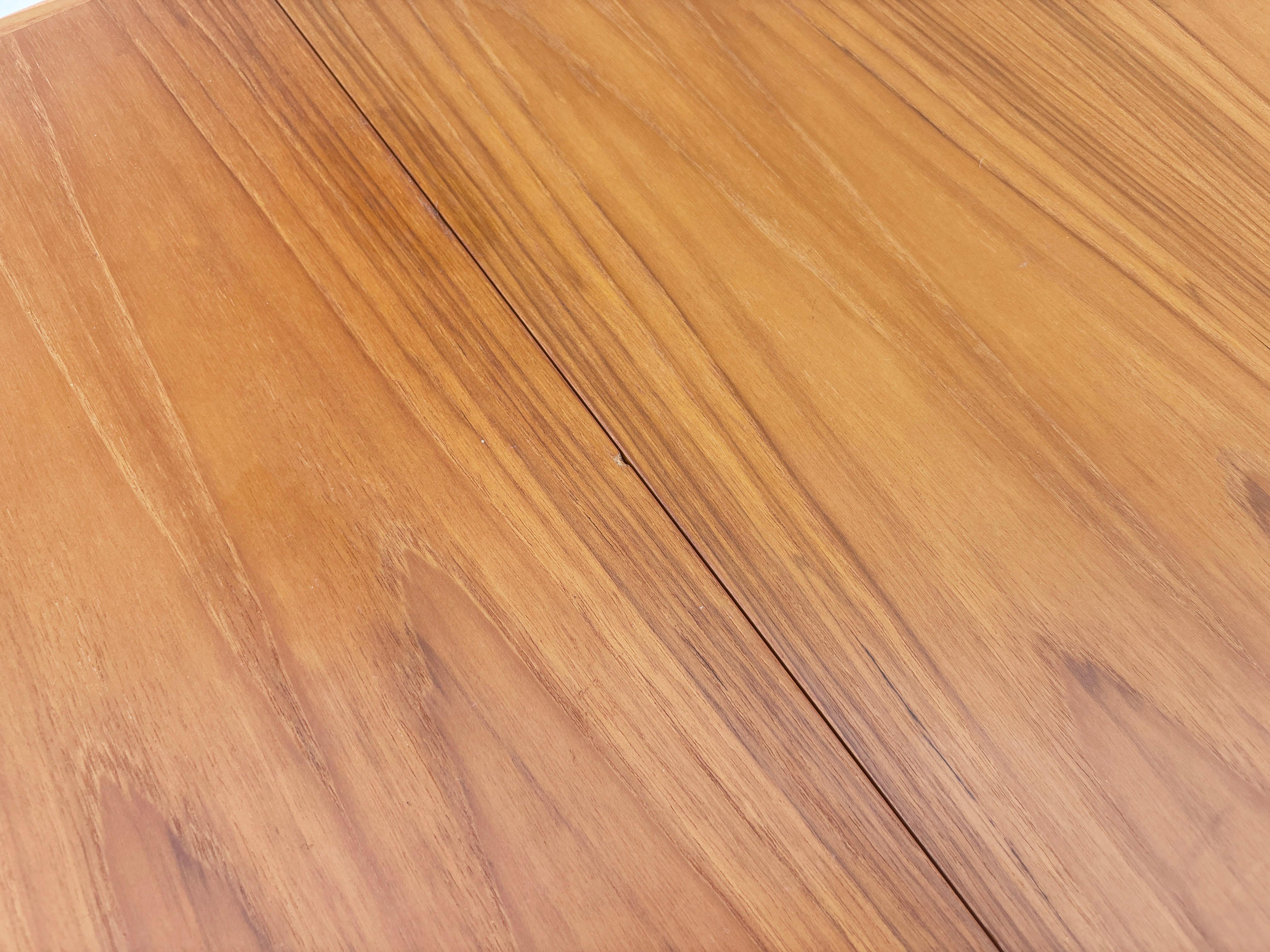 1960s Danish Modern Teak Extendable Dining Table For Sale 9