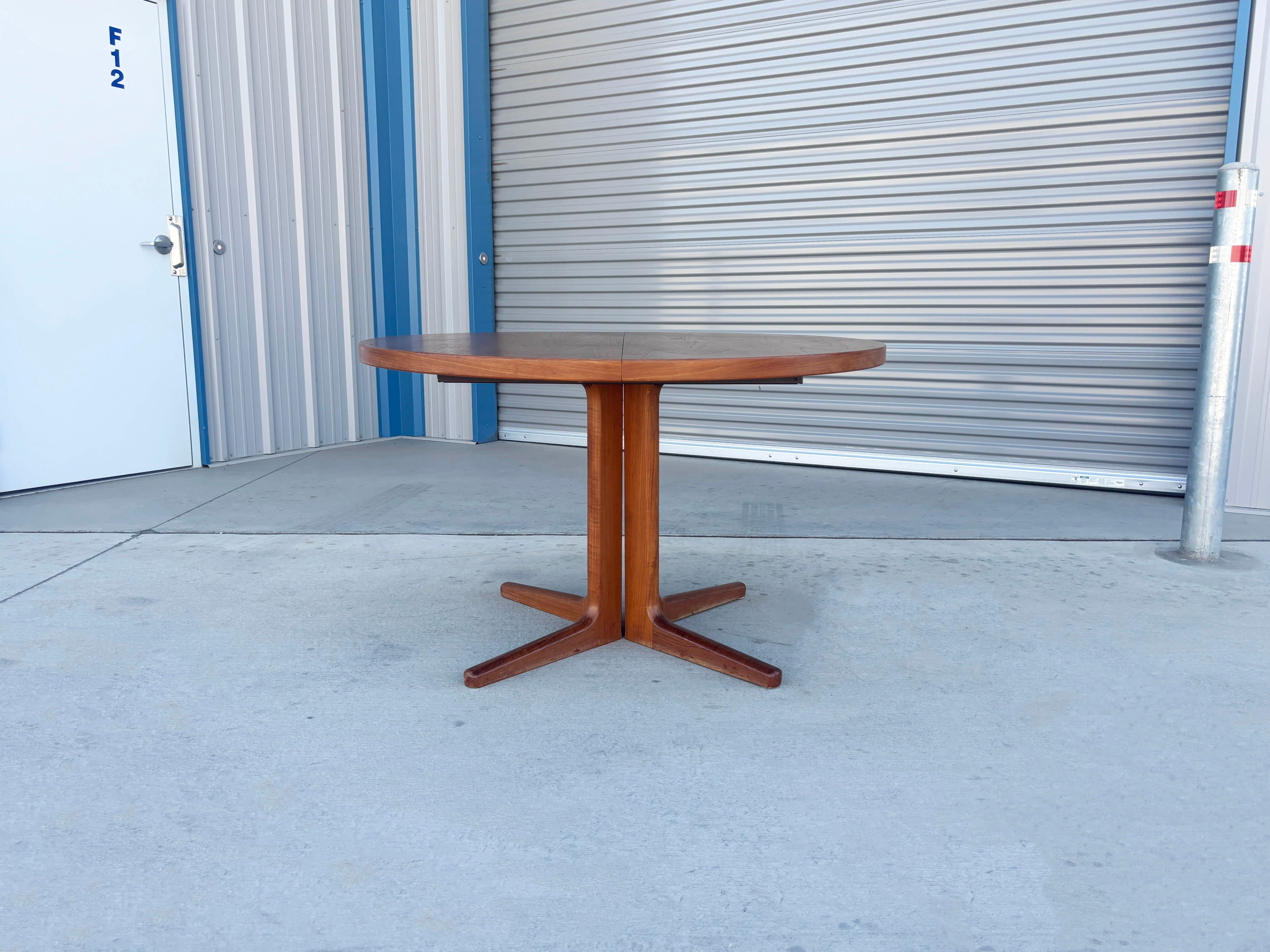 ✨ Danish Modern Teak Elegance ✨

This 1960s Danish Modern extendable dining table is a striking example of Scandinavian design at its finest. Crafted in Denmark from richly grained teak, the table features a beautifully rounded top that showcases