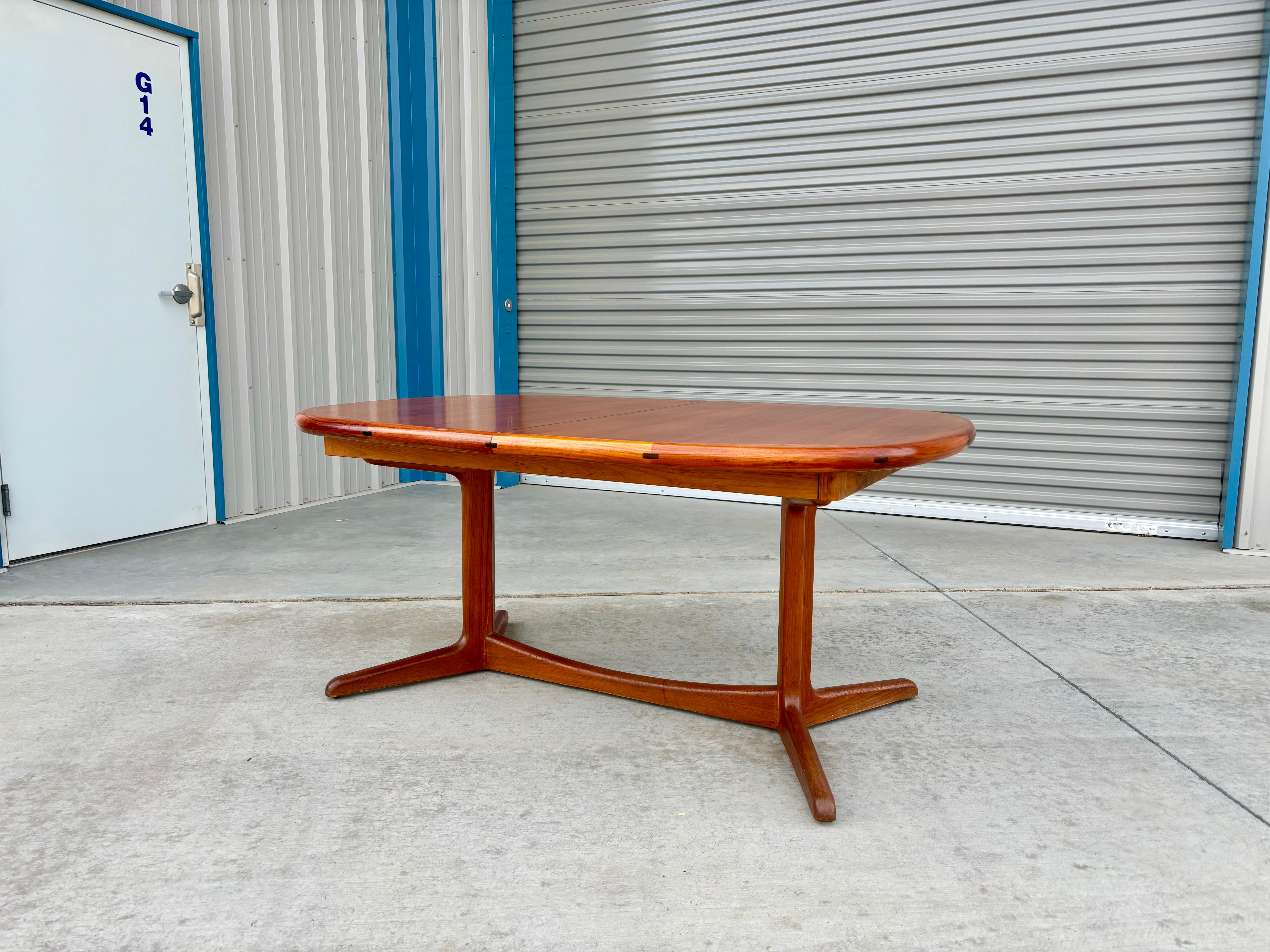 1960s Danish Modern Teak Extendable Dining Table In Good Condition For Sale In North Hollywood, CA