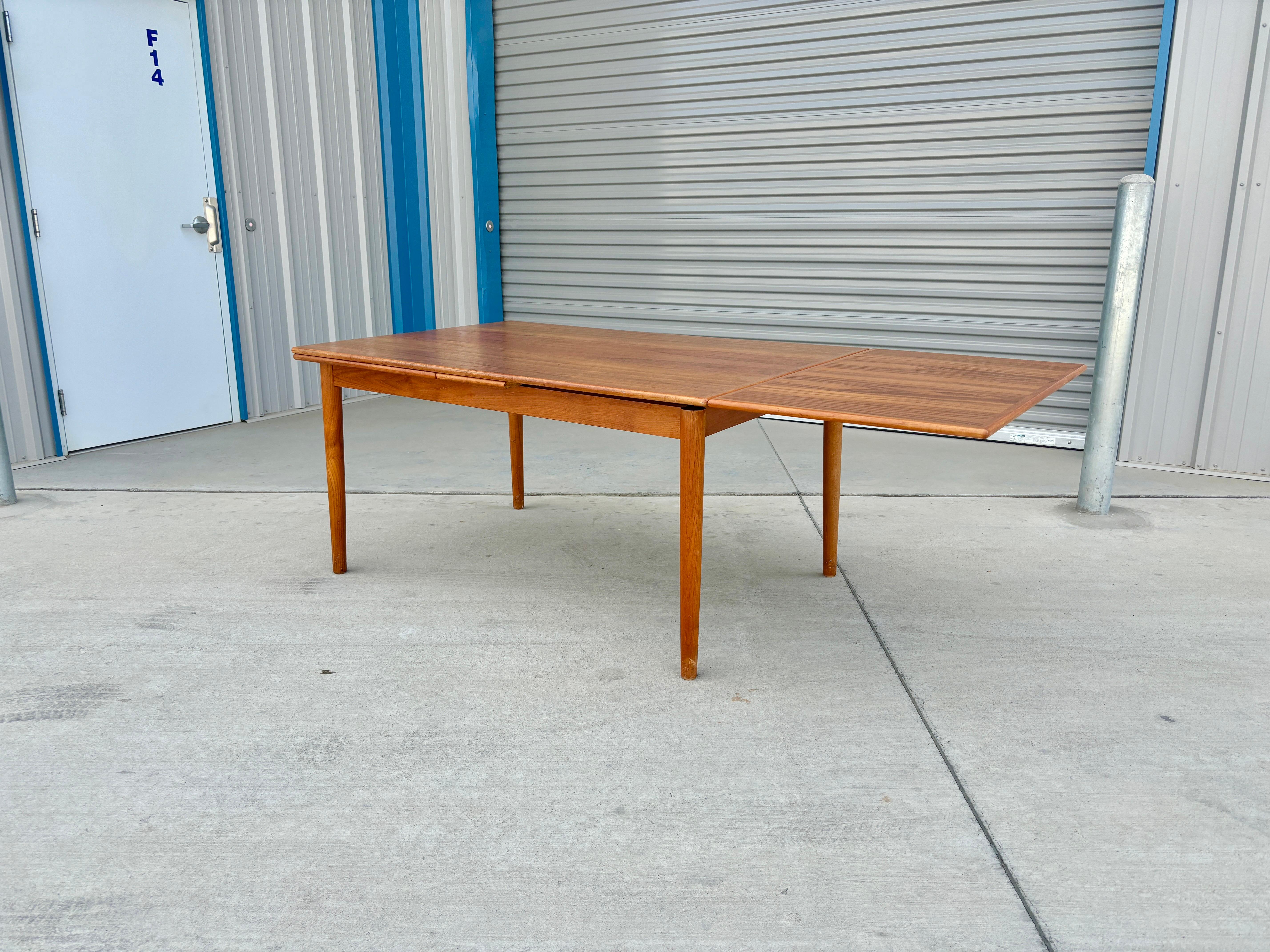 1960s Danish Modern Teak Extendable Dining Table In Good Condition For Sale In North Hollywood, CA