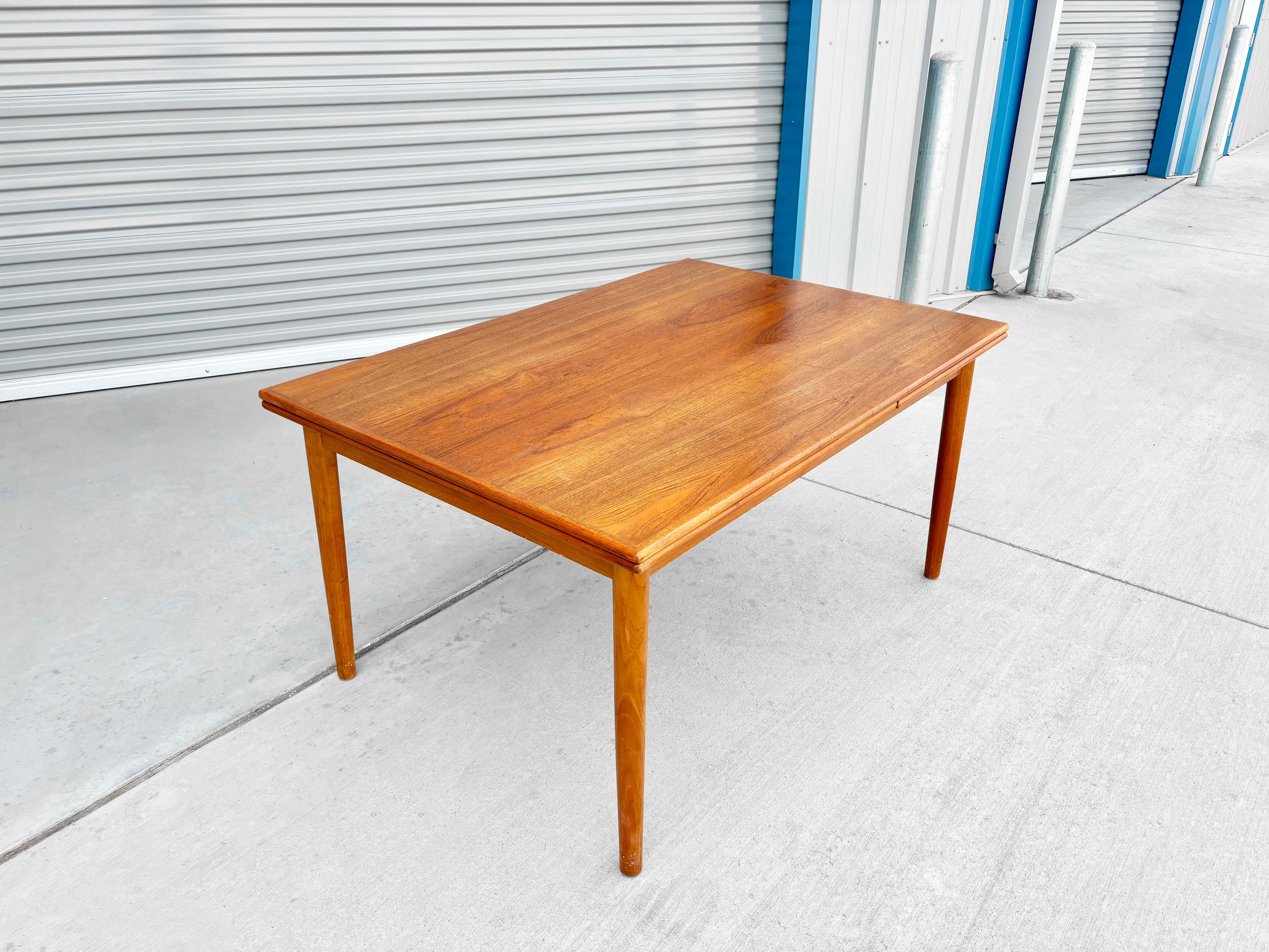 1960s Danish Modern Teak Extendable Dining Table In Good Condition For Sale In North Hollywood, CA
