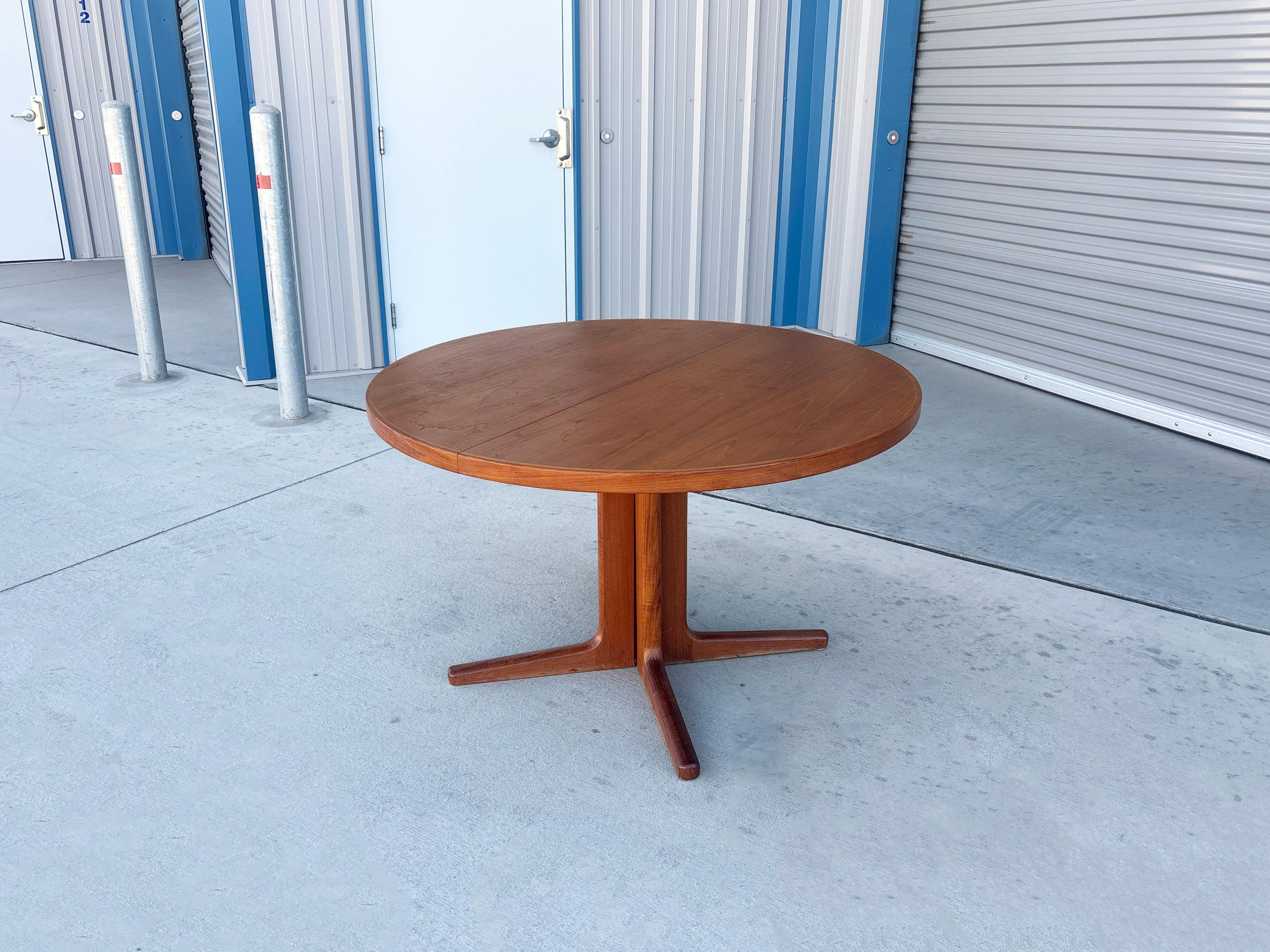 1960s Danish Modern Teak Extendable Dining Table In Good Condition For Sale In North Hollywood, CA