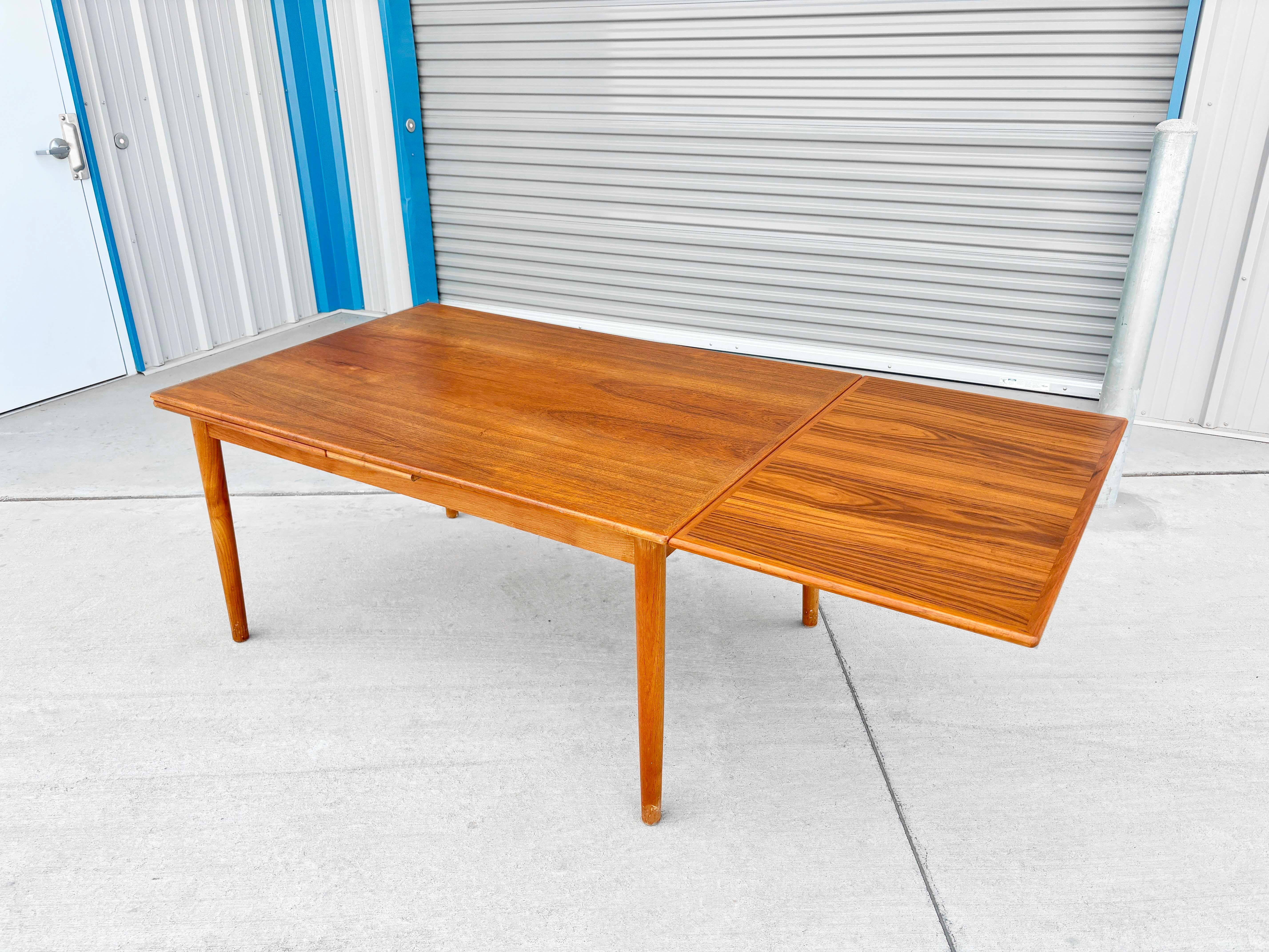 1960s Danish Modern Teak Extendable Dining Table For Sale 3