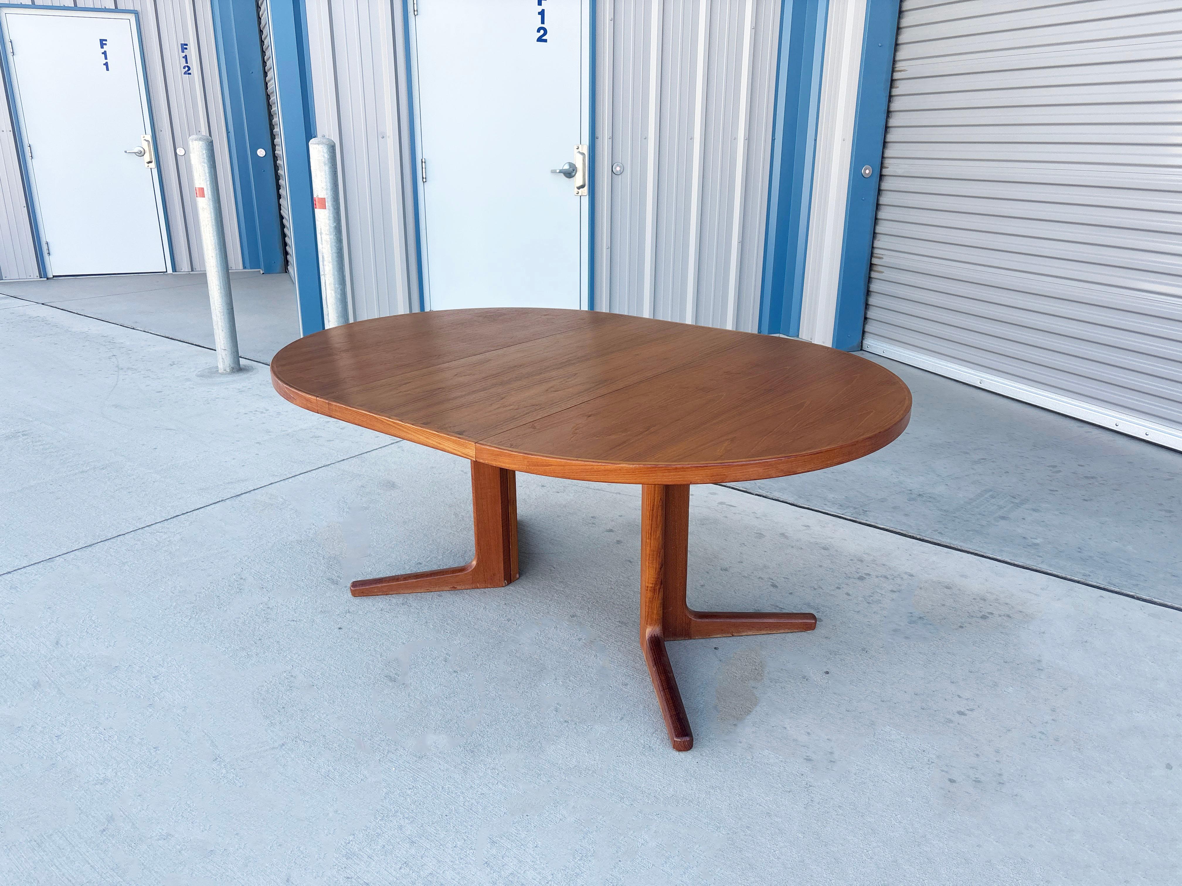 1960s Danish Modern Teak Extendable Dining Table For Sale 3