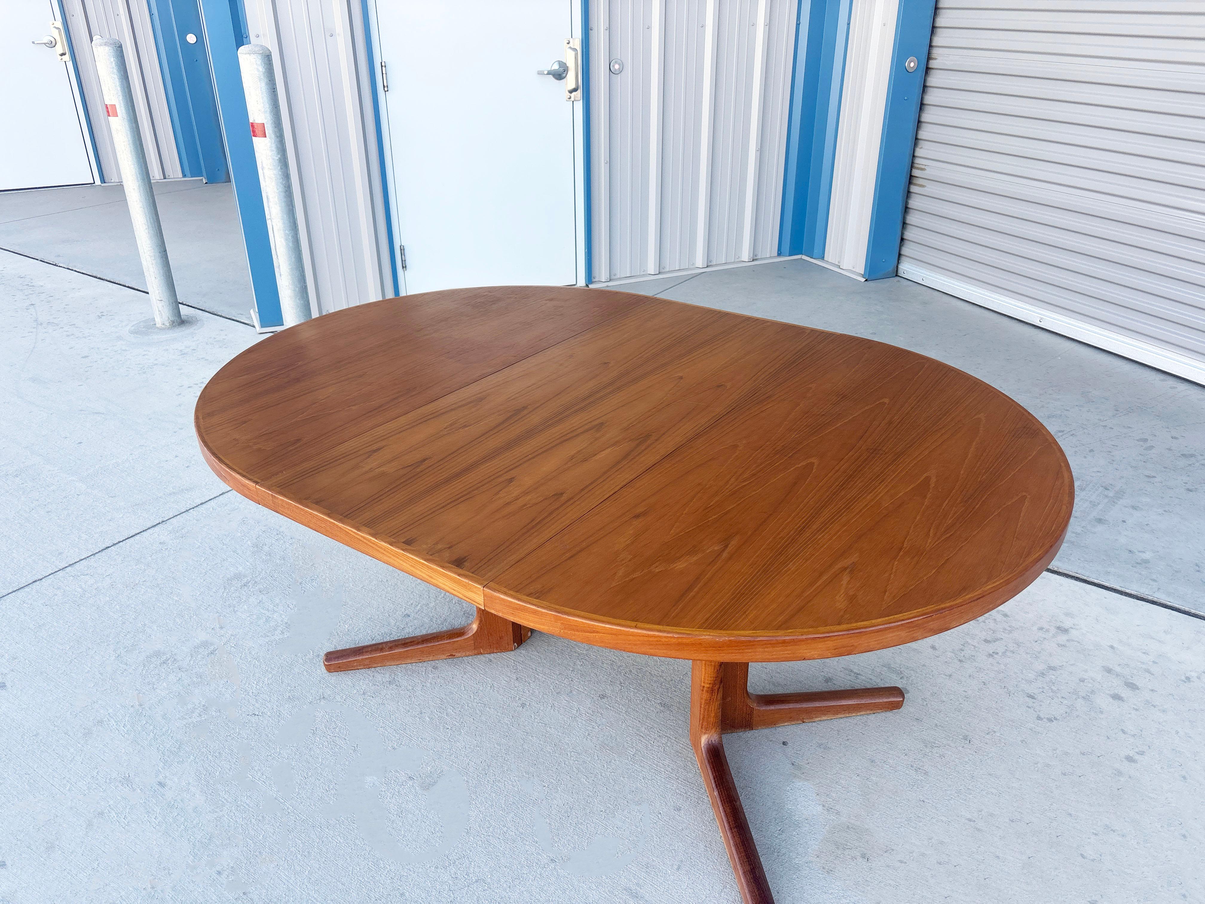 1960s Danish Modern Teak Extendable Dining Table For Sale 4