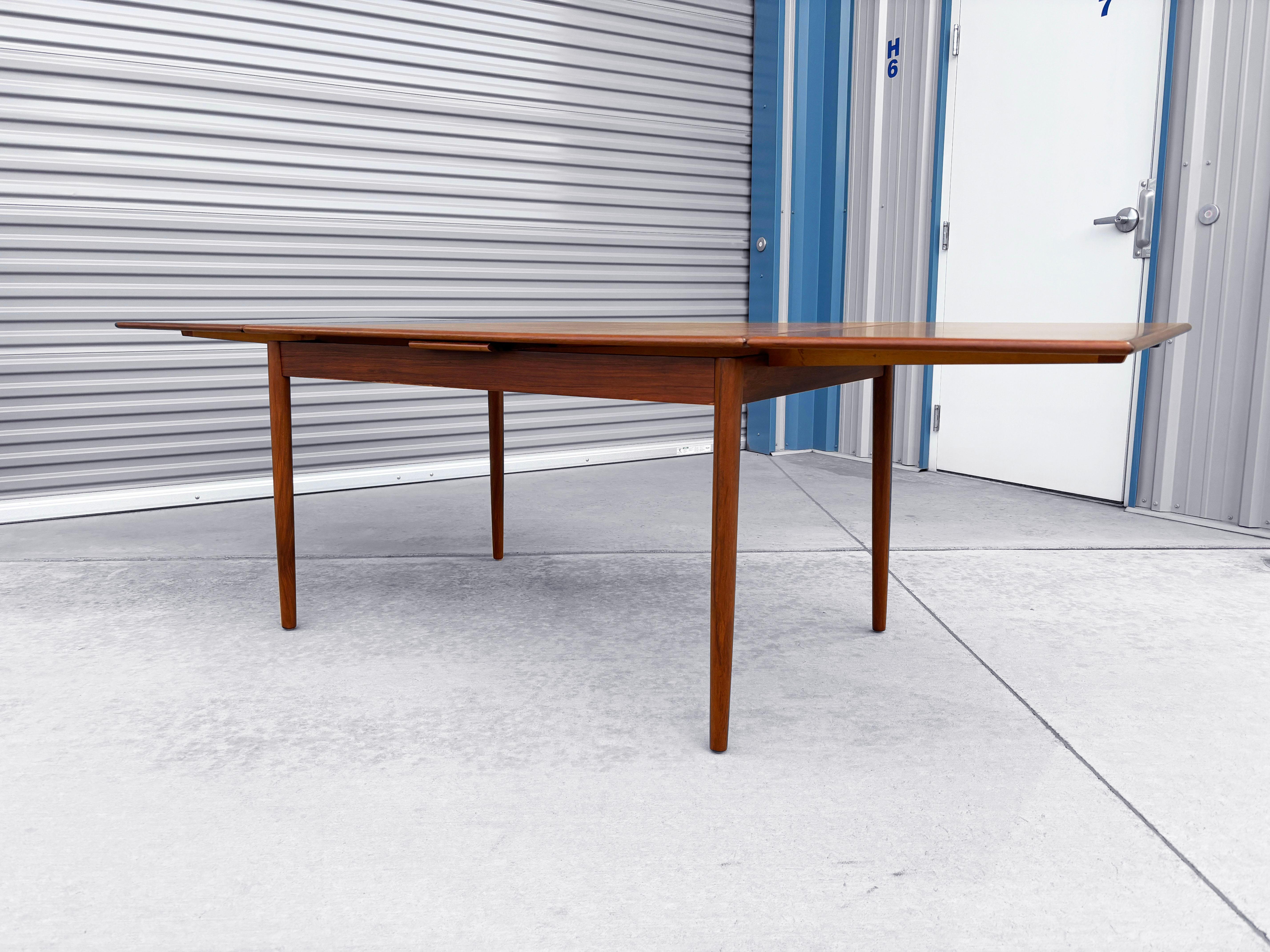 1960s Danish Modern Teak Extendable Dining Table (Refinished) For Sale 5