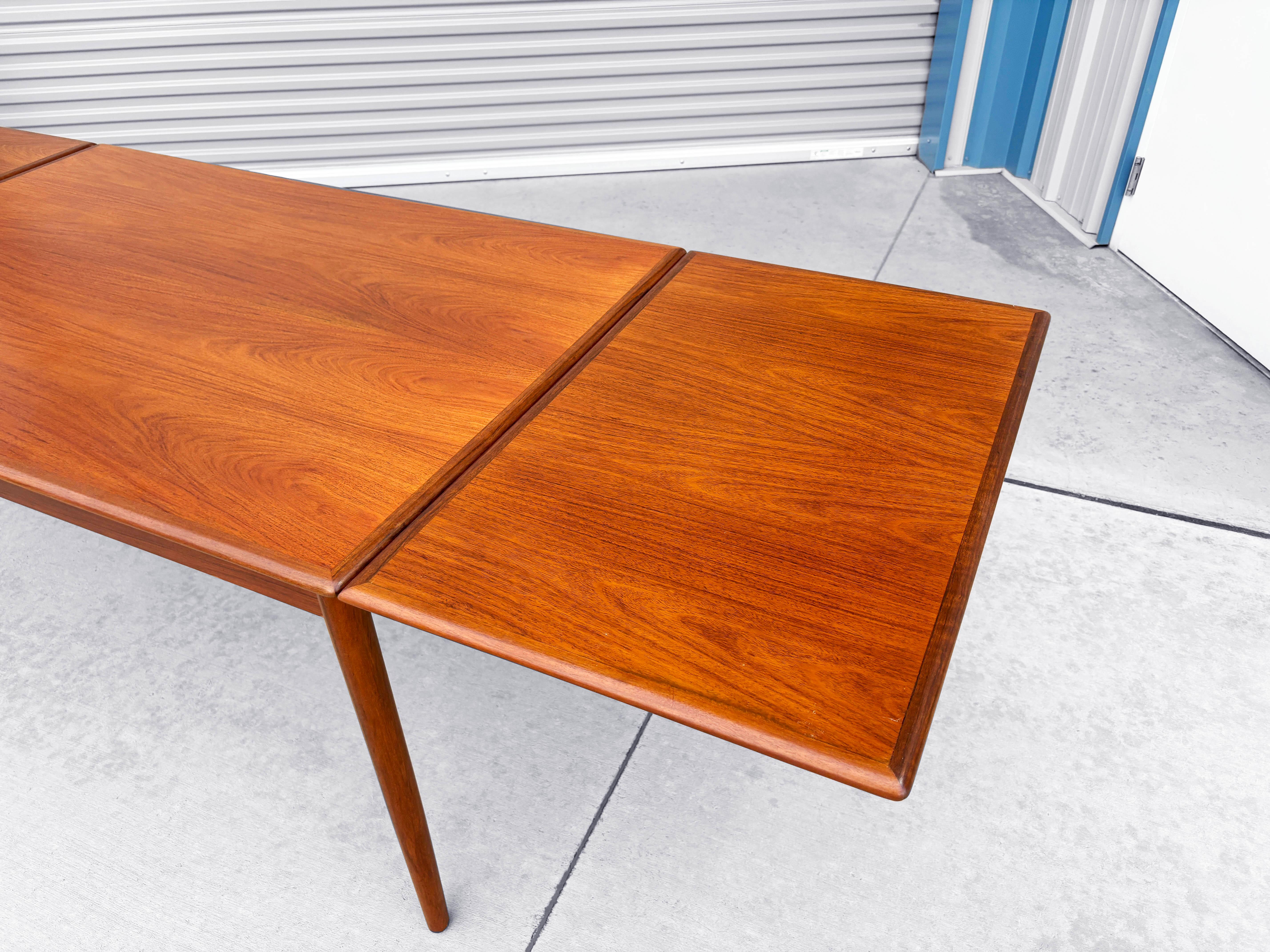 1960s Danish Modern Teak Extendable Dining Table (Refinished) For Sale 7
