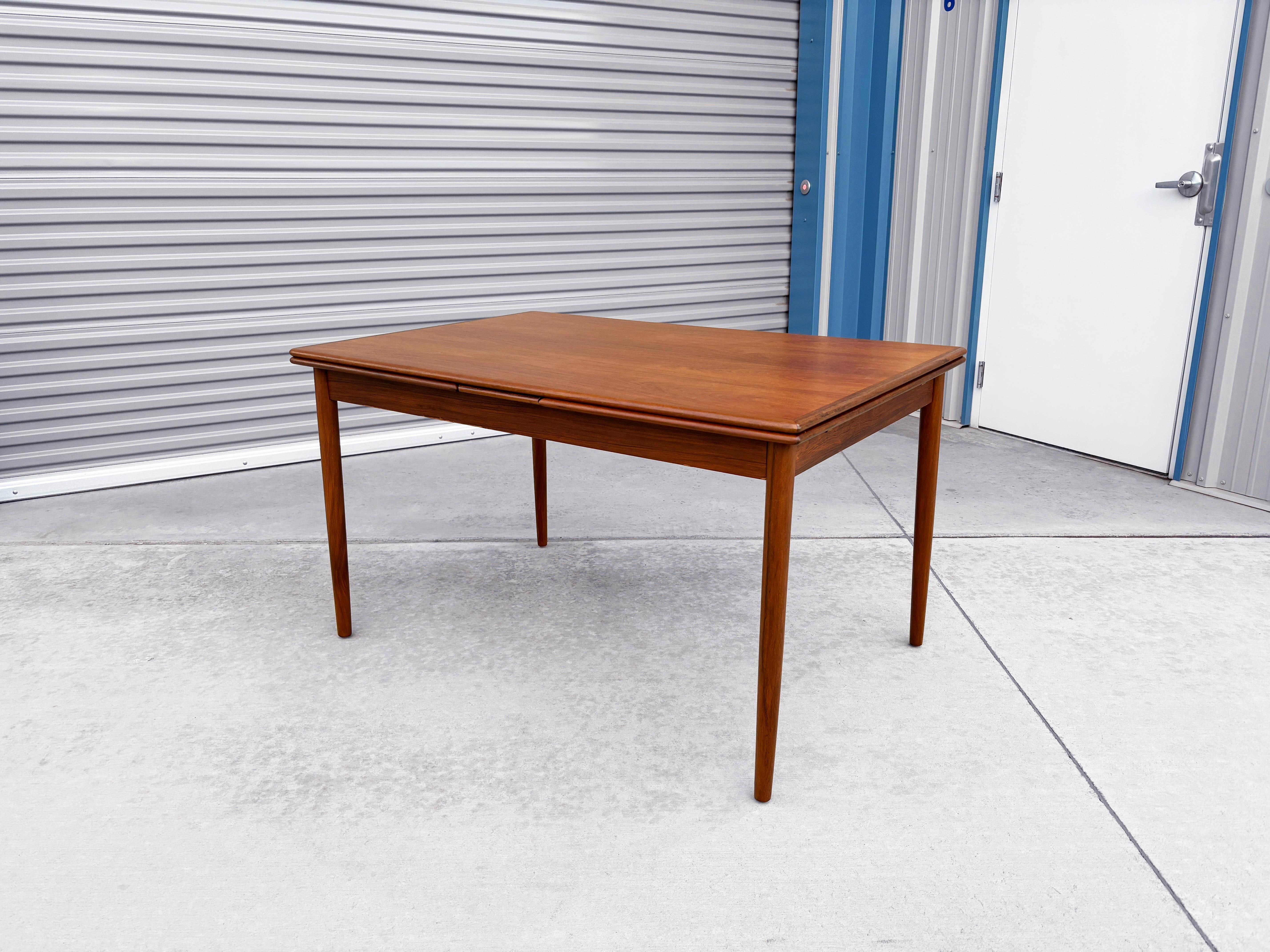 1960s Danish Modern Teak Extendable Dining Table (Refinished) In Good Condition For Sale In North Hollywood, CA