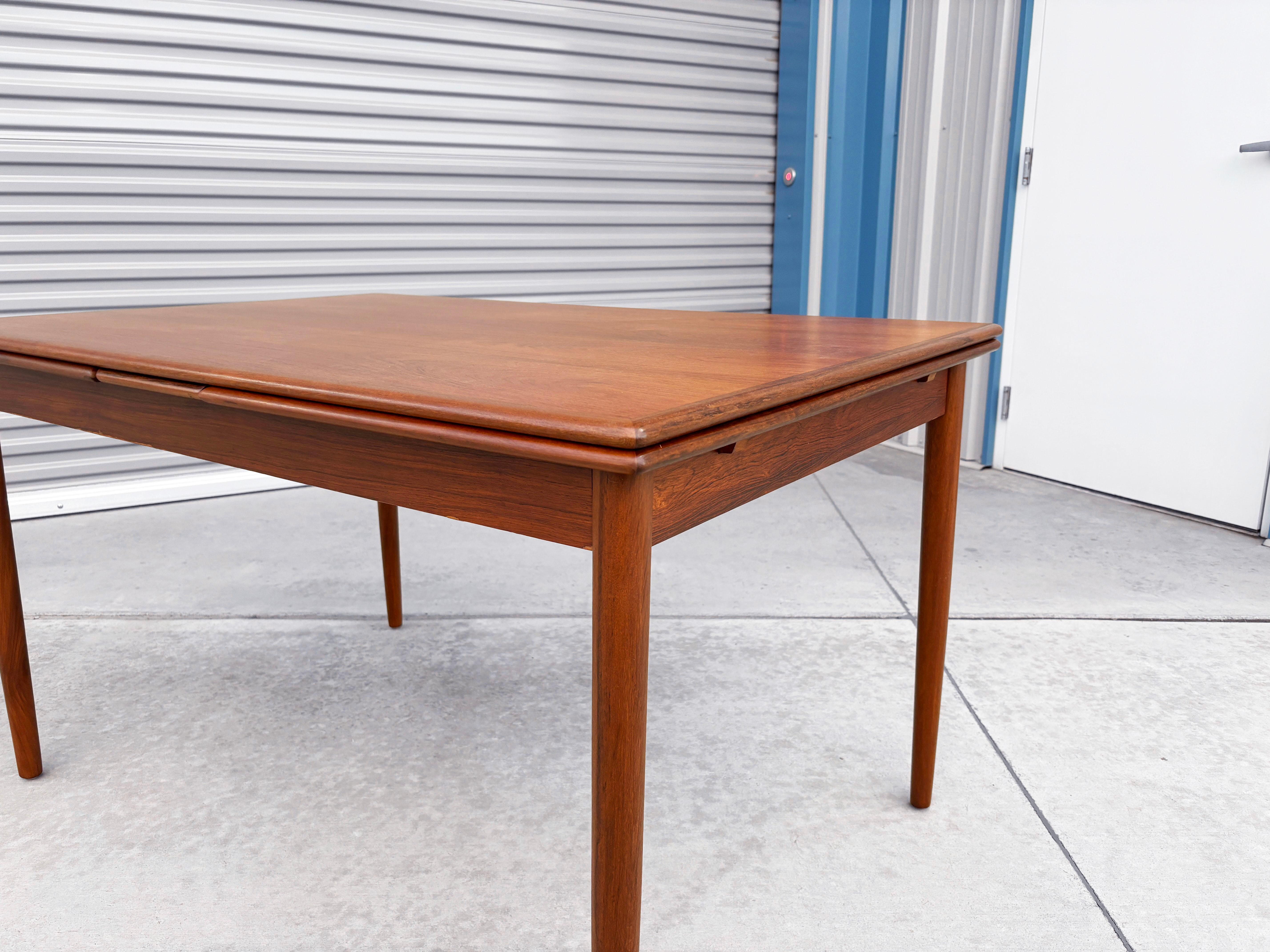 1960s Danish Modern Teak Extendable Dining Table (Refinished) For Sale 1
