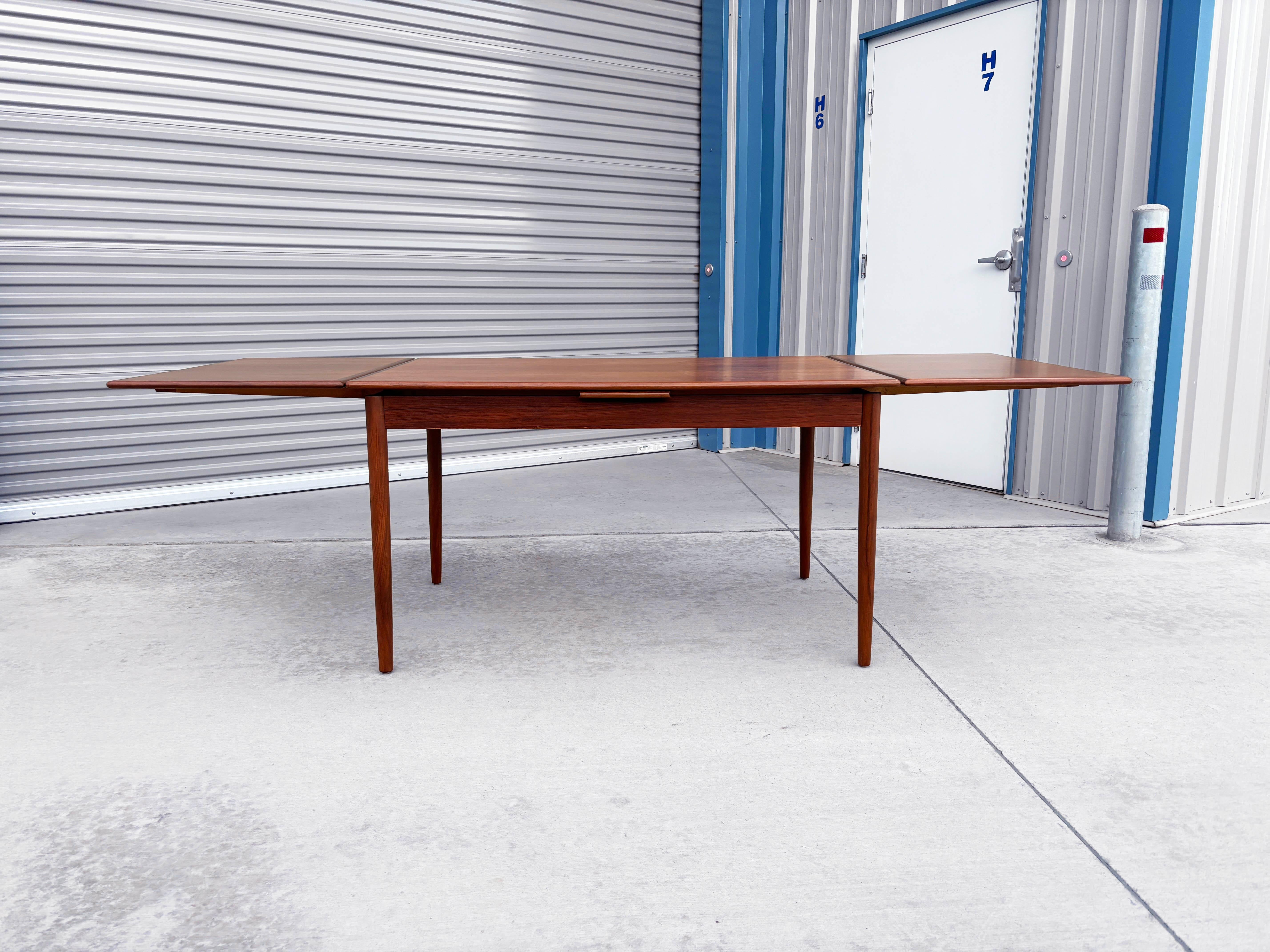 1960s Danish Modern Teak Extendable Dining Table (Refinished) For Sale 2